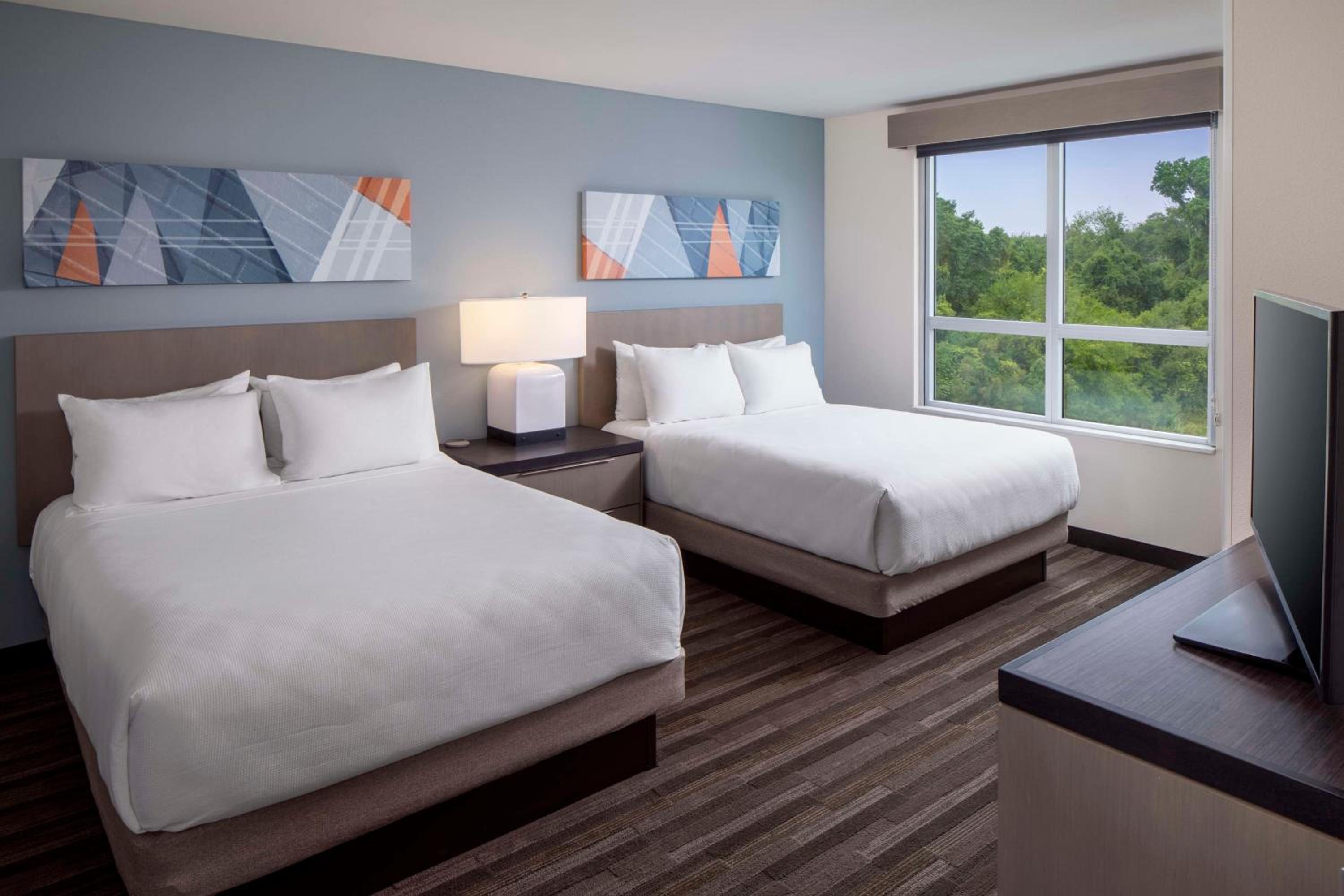 Specialty One-Bedroom Queen Suite with Kitchen and Accessible Tub - Disability Access photo 2