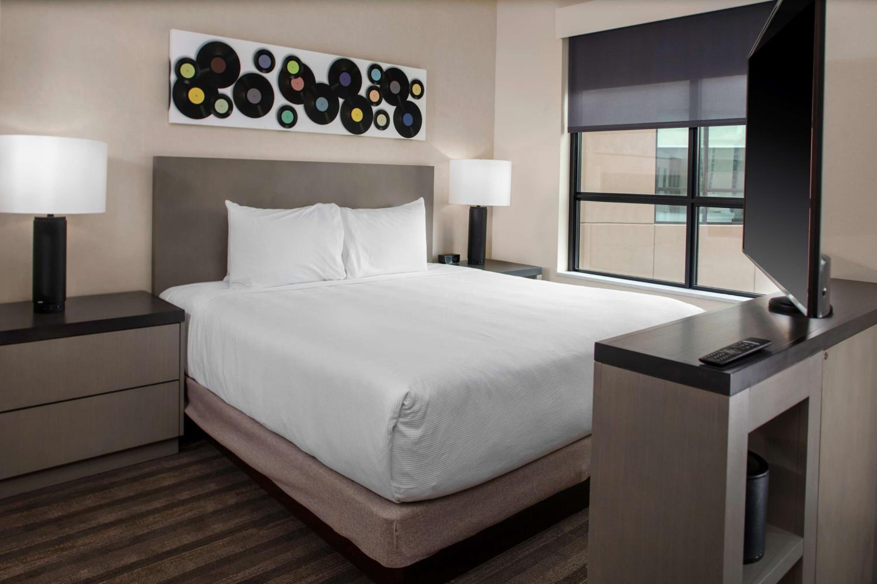 King Studio Suite with Kitchen and Sofa Bed - Photo 2