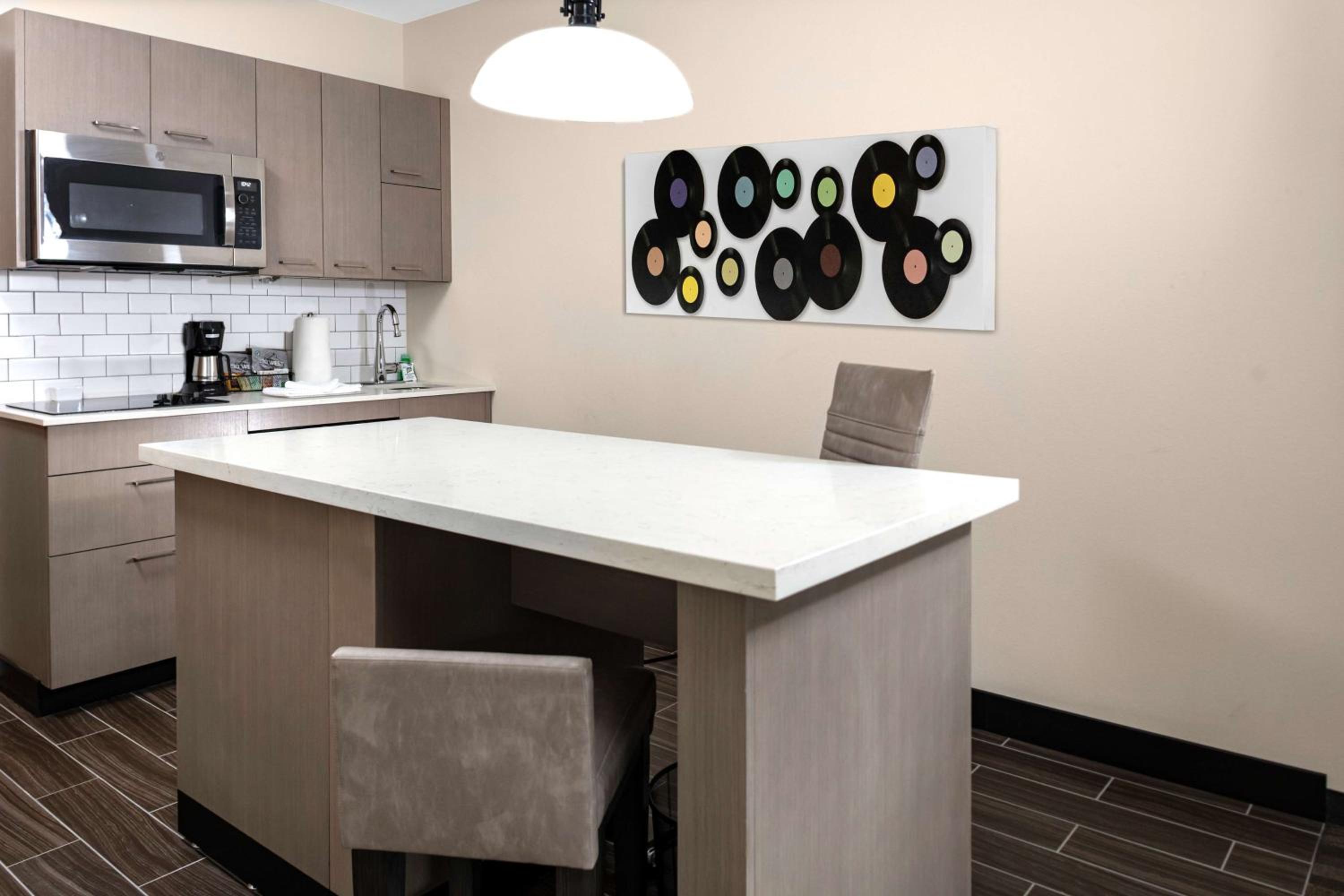 King Studio Suite with Kitchen and Sofa Bed - Photo 4