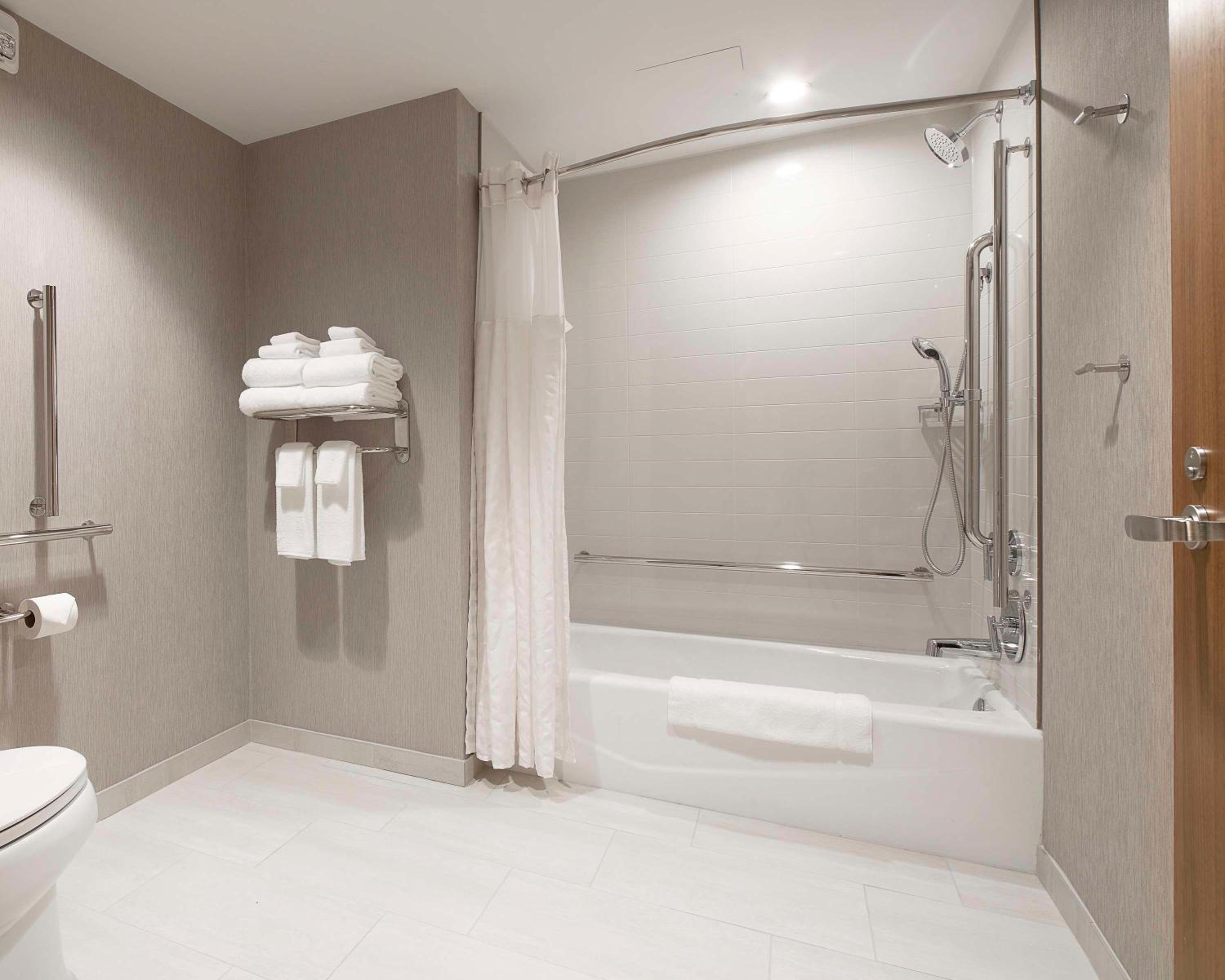 Queen Room with Two Queen Beds, Sofa Bed and Accessible Tub - Photo 5