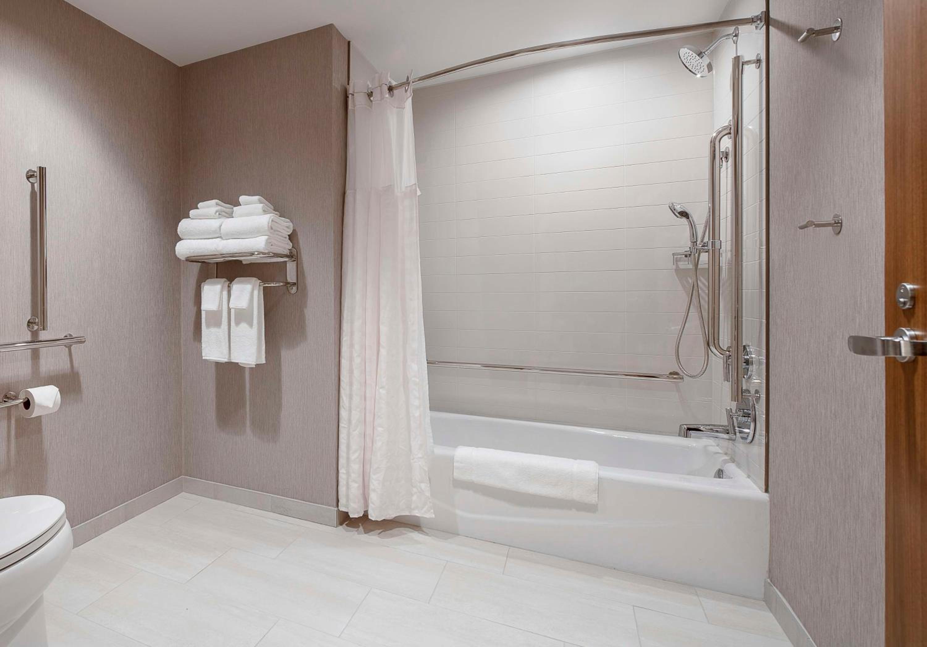 Queen Room with Two Queen Beds, Sofa Bed and Accessible Tub - Photo 2