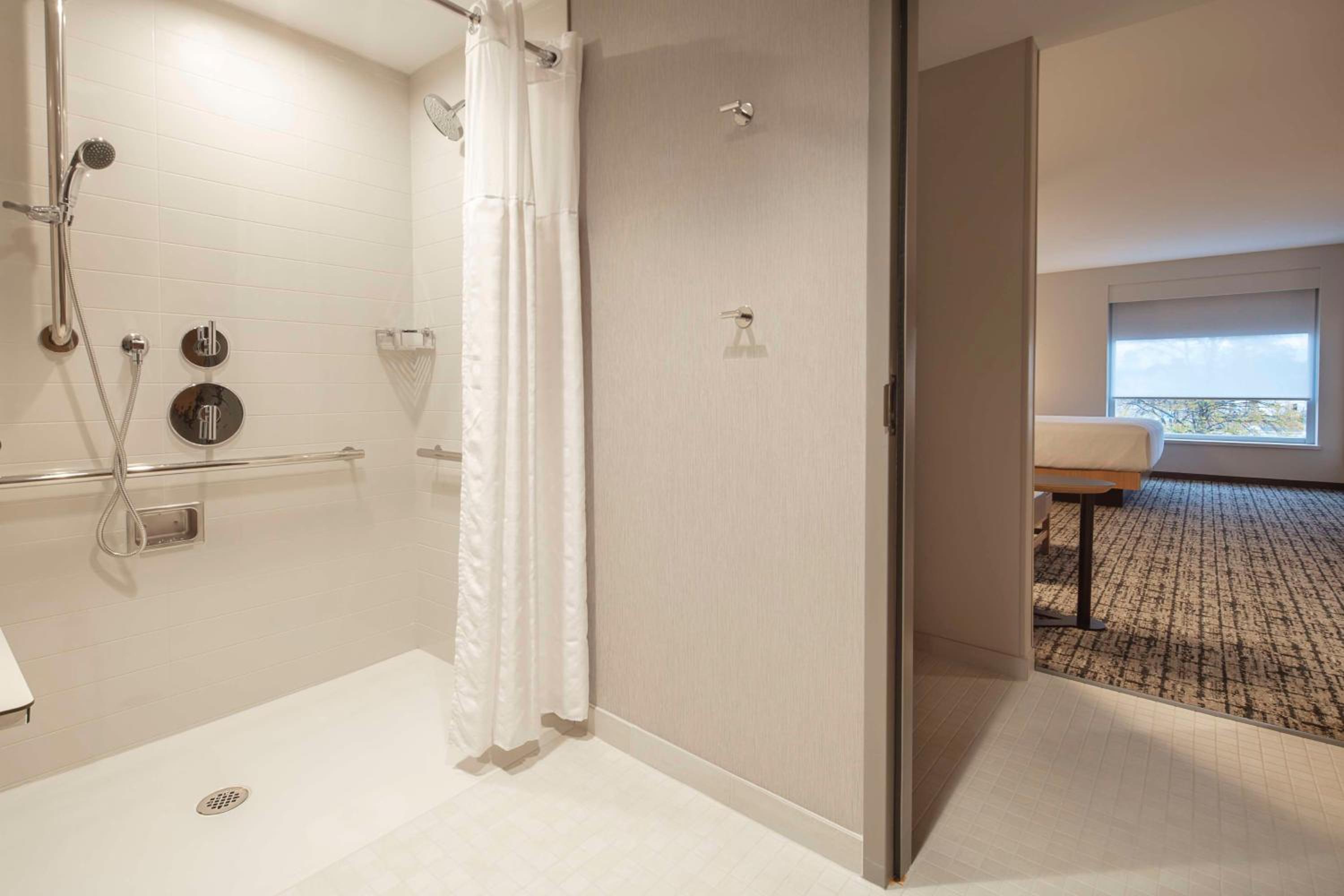 King Room with Sofa Bed and Accessible Shower - Disability Access - Photo 3