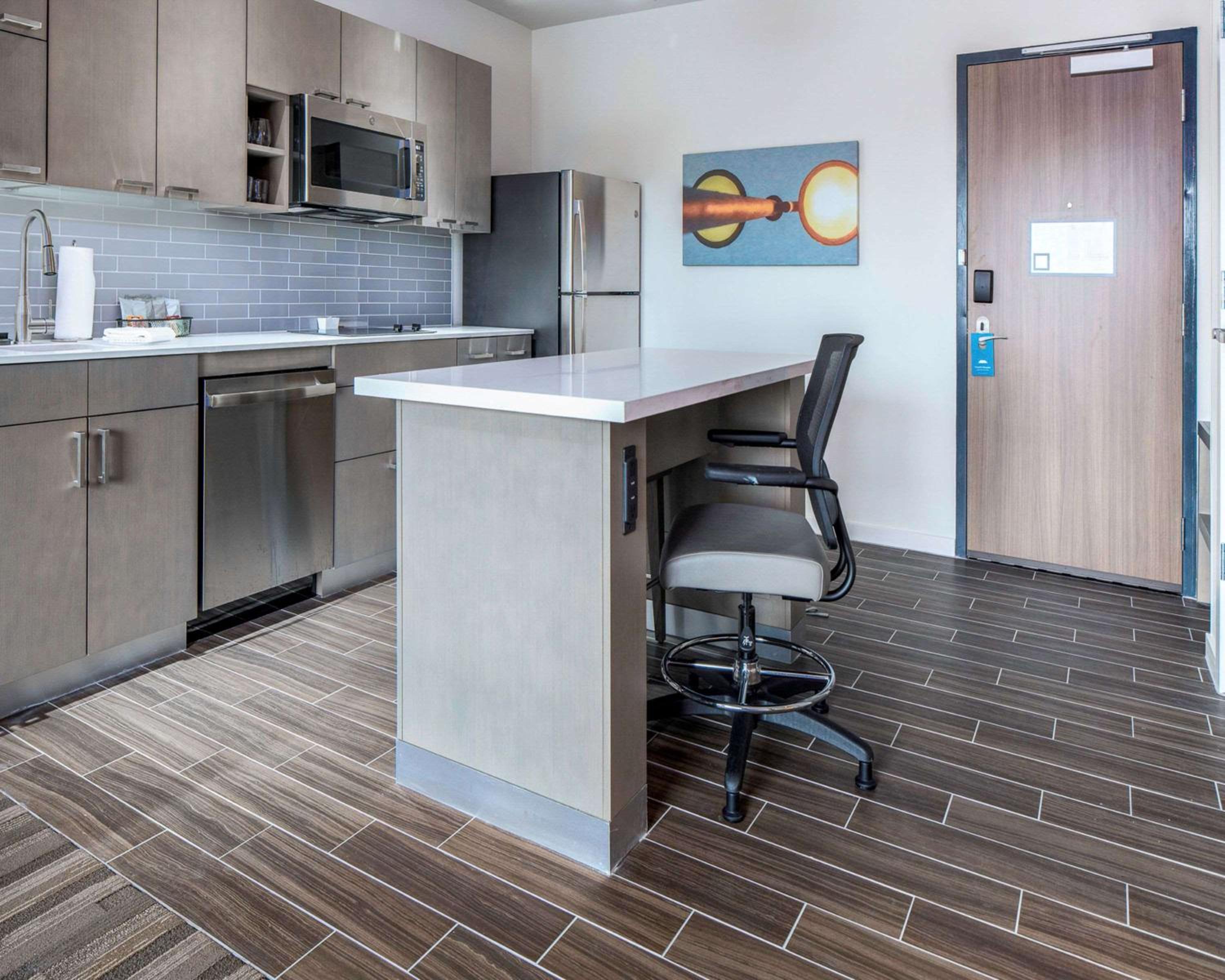 One Bedroom Kitchen Suite with Two Queen Beds and Sofa Bed - Photo 3
