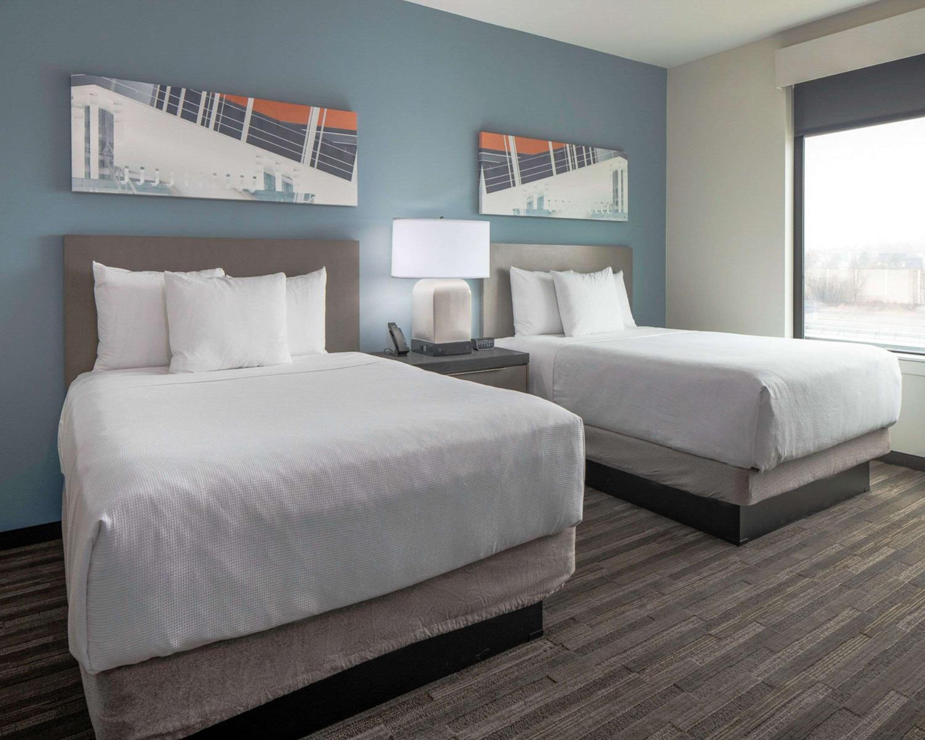 One Bedroom Kitchen Suite with Two Queen Beds and Sofa Bed - Photo 4