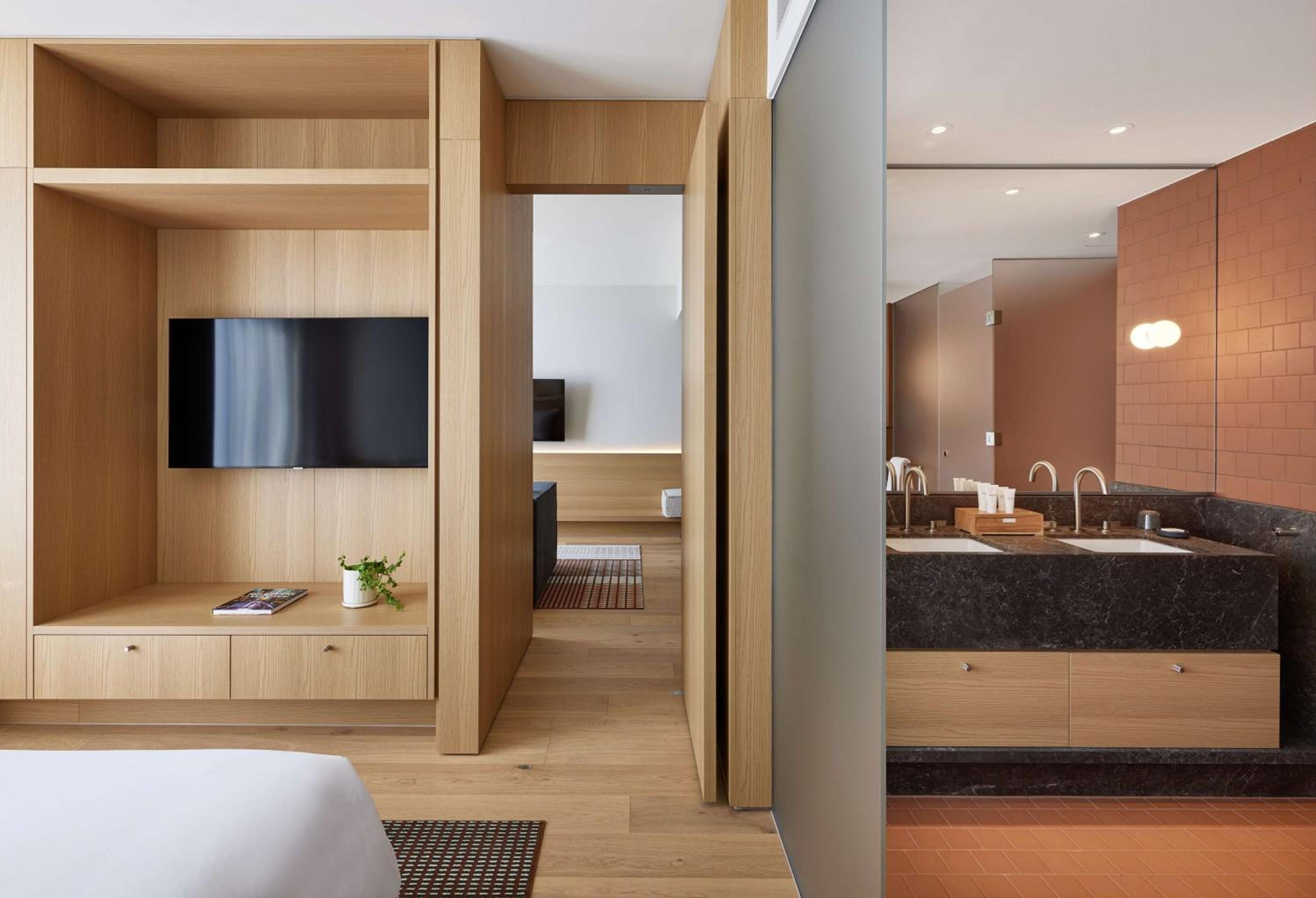 King Suite - Photo 2