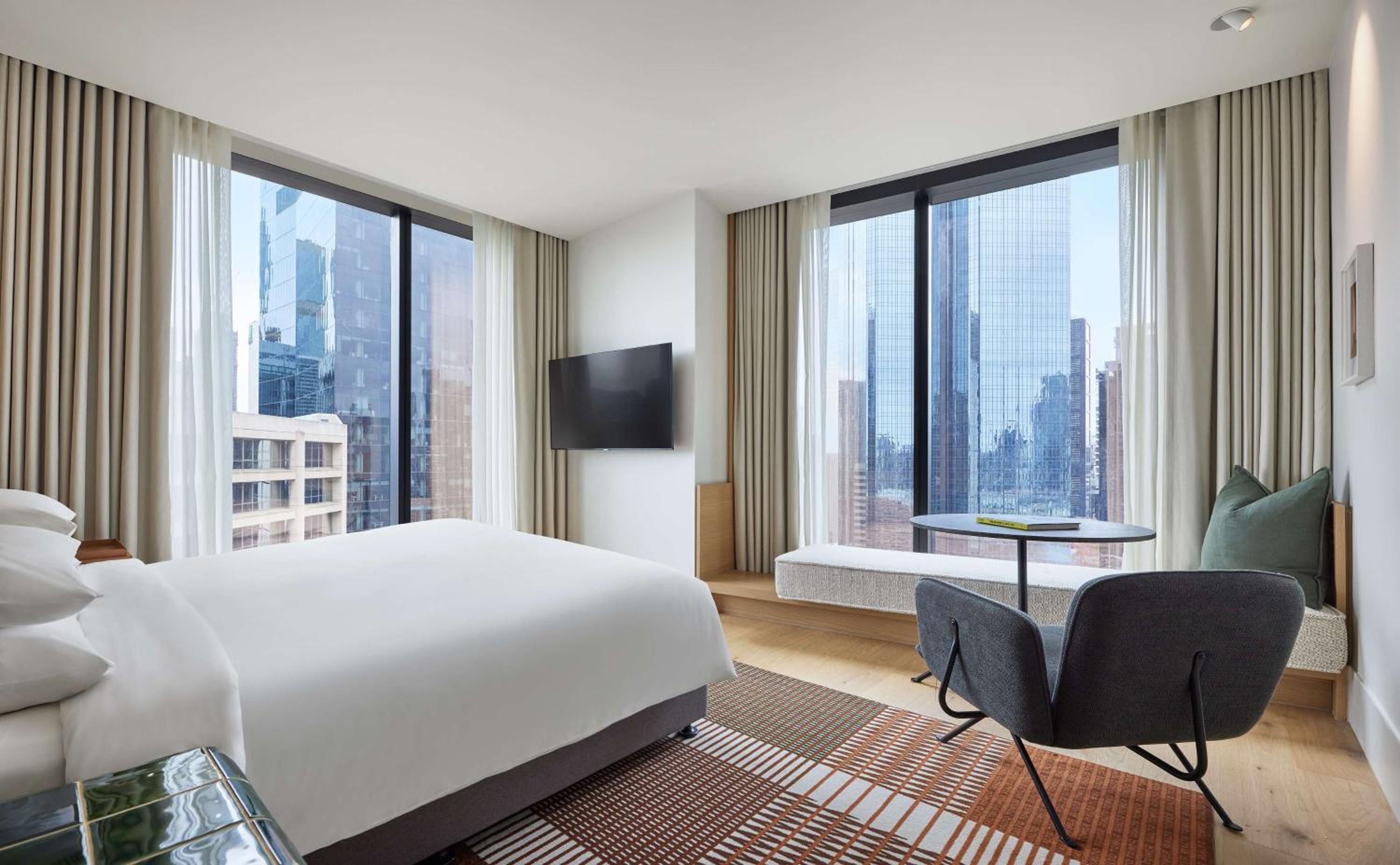 Deluxe King Room with City View - Photo 5