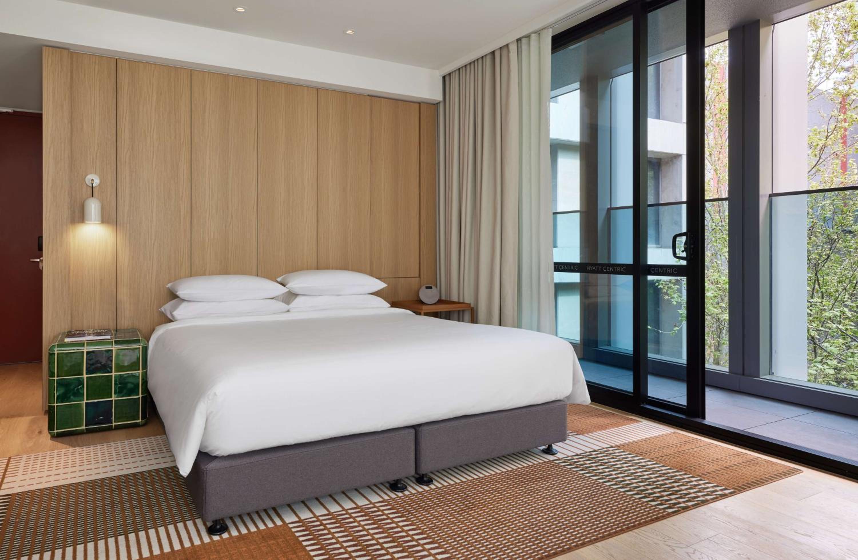 King Room with Balcony - Photo 6