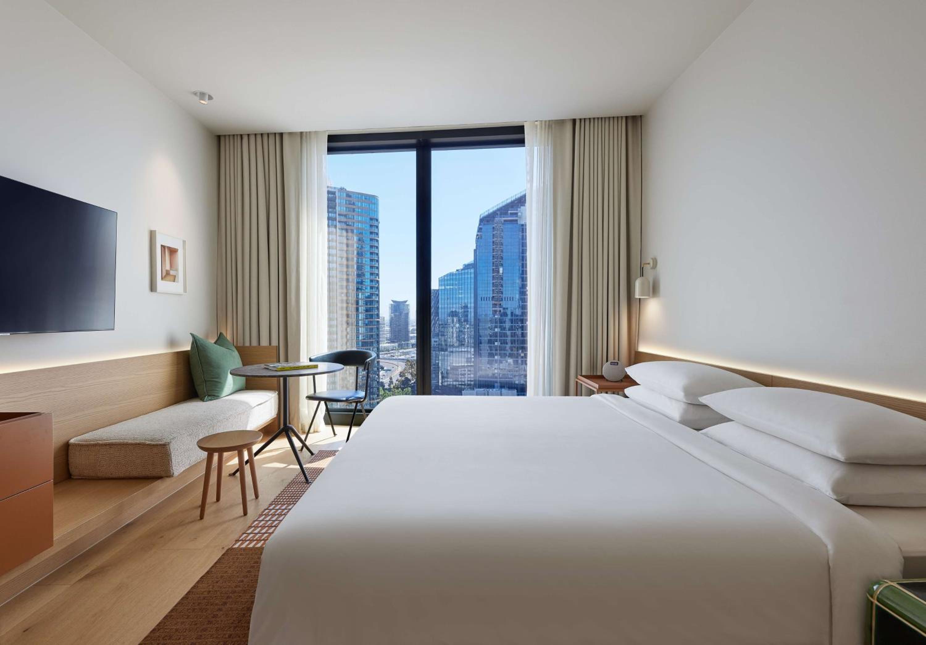 King Room with City View - Photo 7