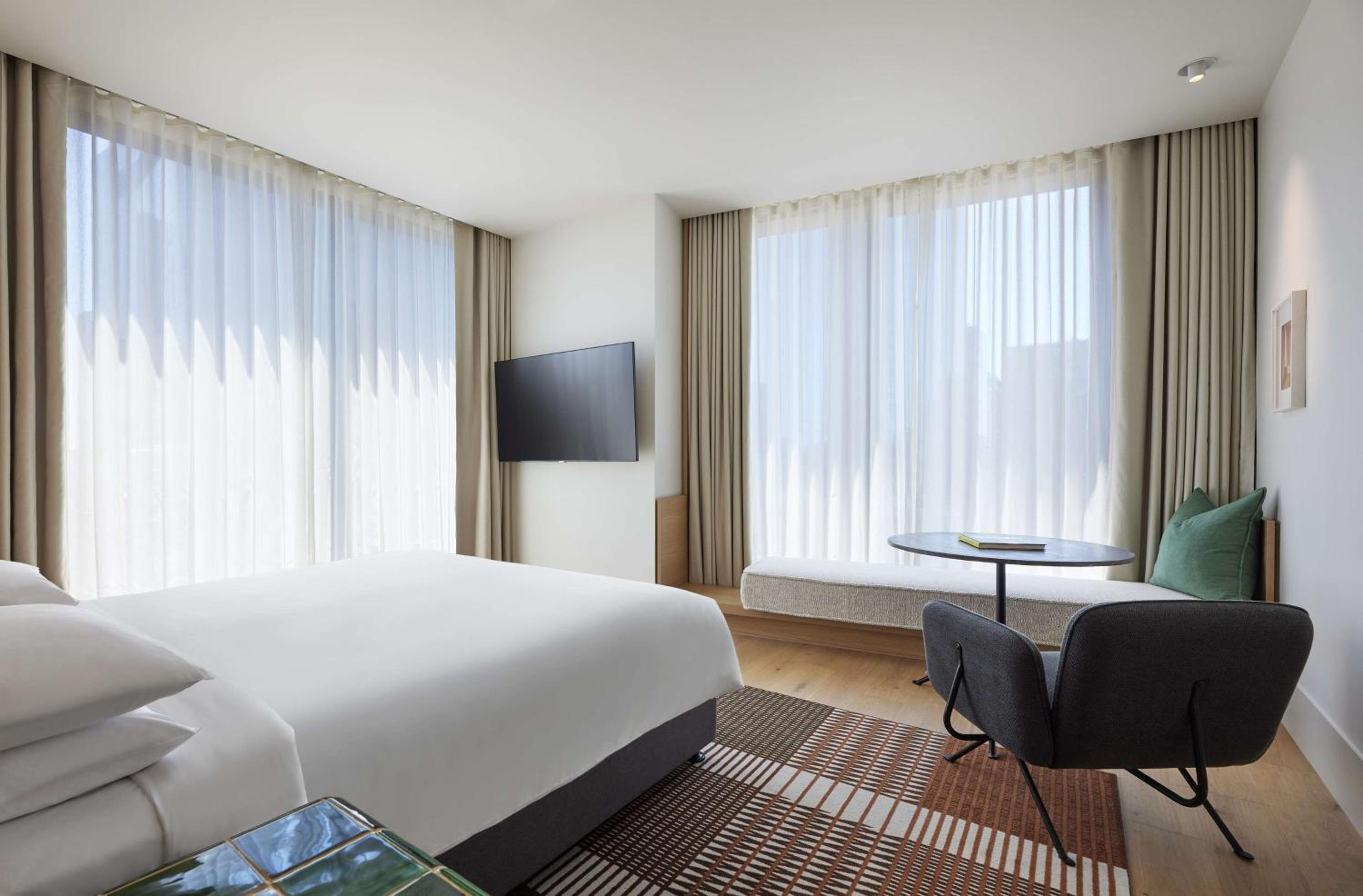 Deluxe King Room with City View - Photo 7