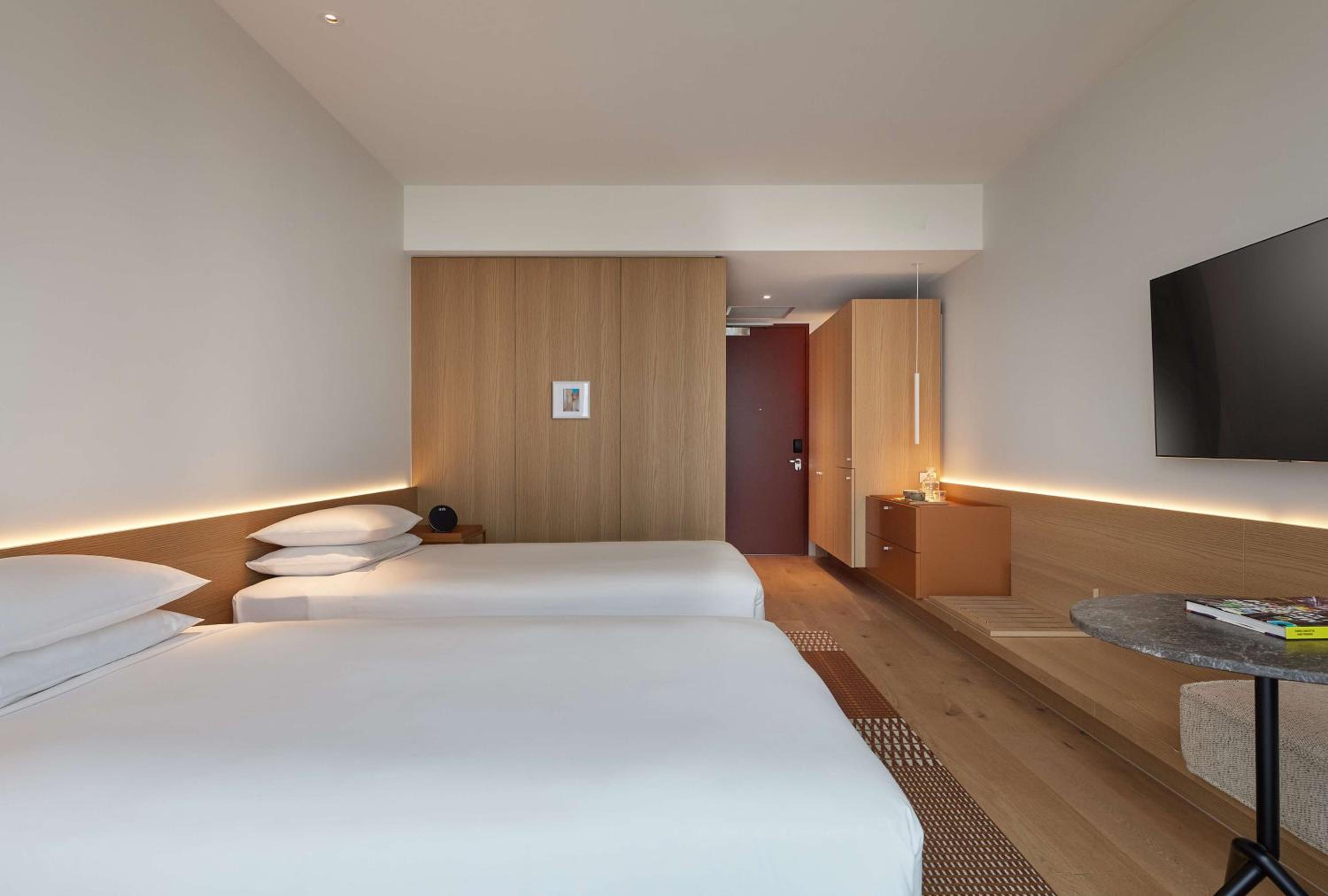 Twin Room with City View - Photo 6