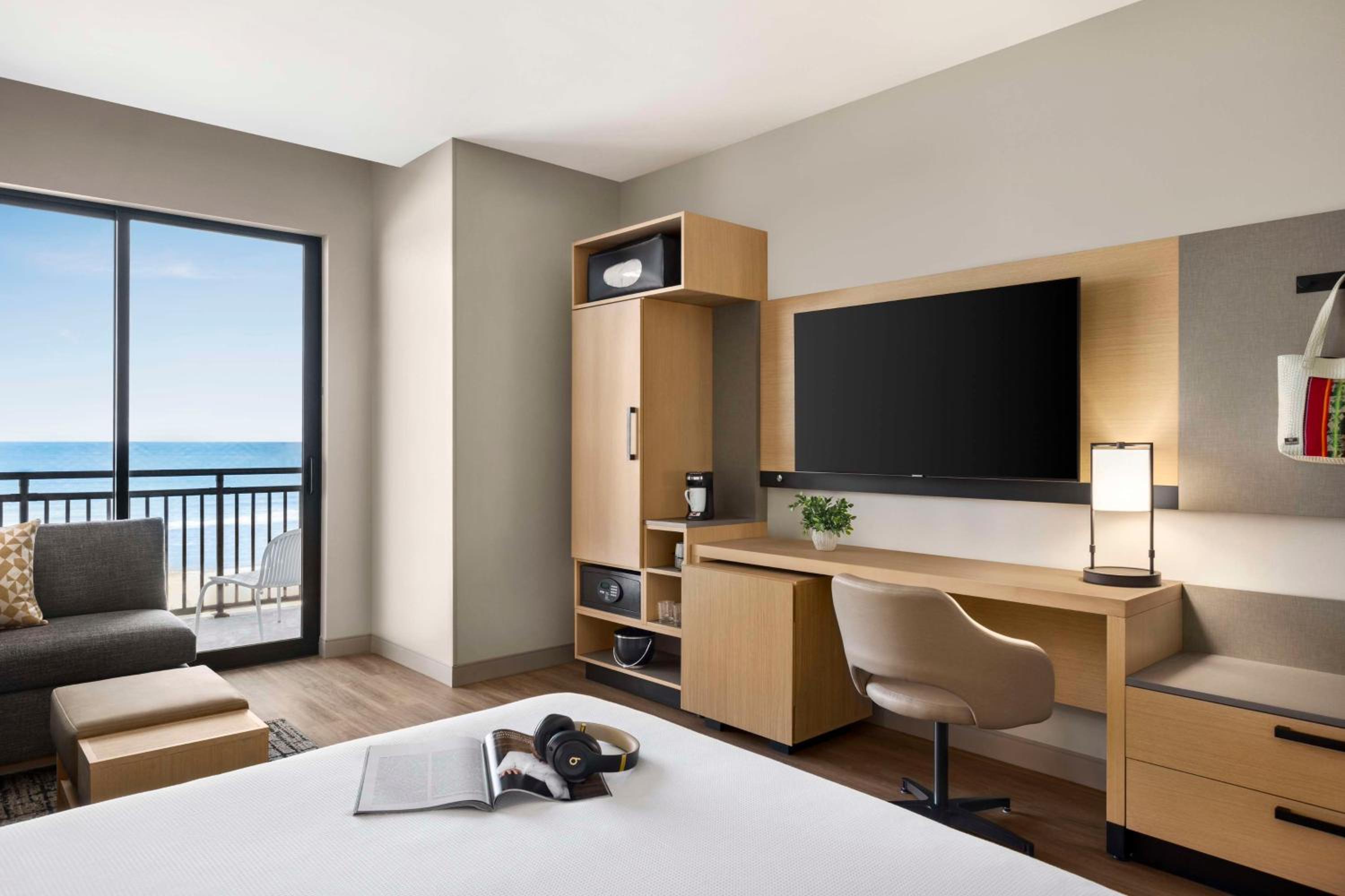 Oceanfront King Room with Sofa Bed - Photo 4