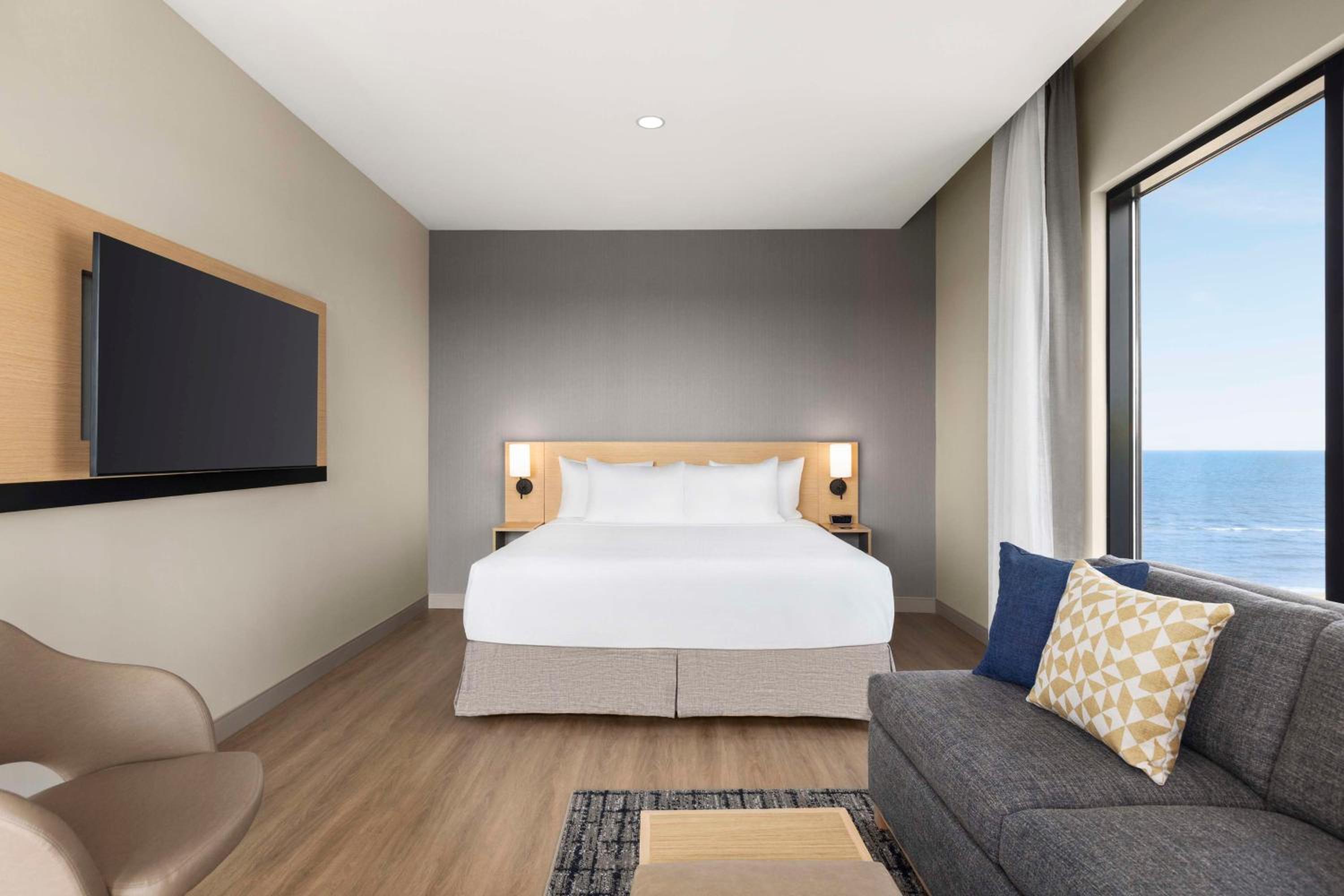 King Room with Sofa Bed and City View - Photo 4