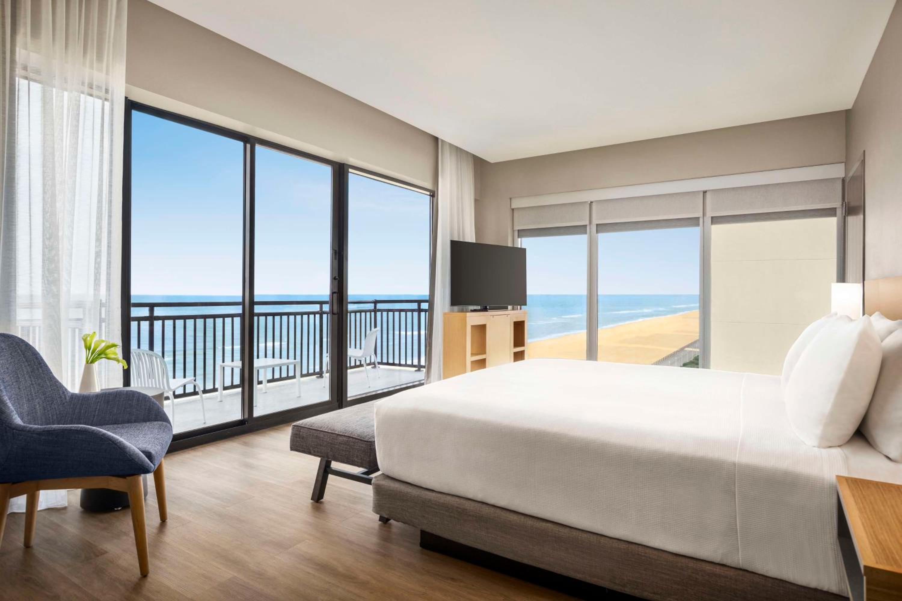 One-Bedroom Oceanfront King Suite with Sofa Bed - Photo 17