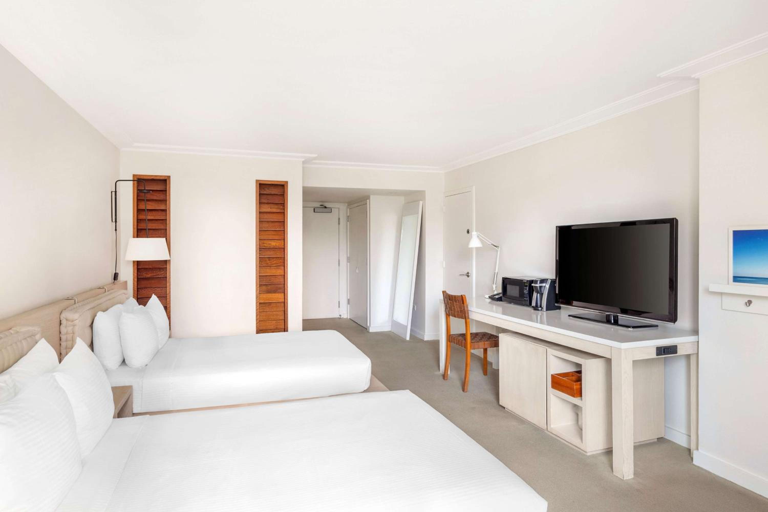 Premier Double Room with Two Double Beds and City View - Photo 1