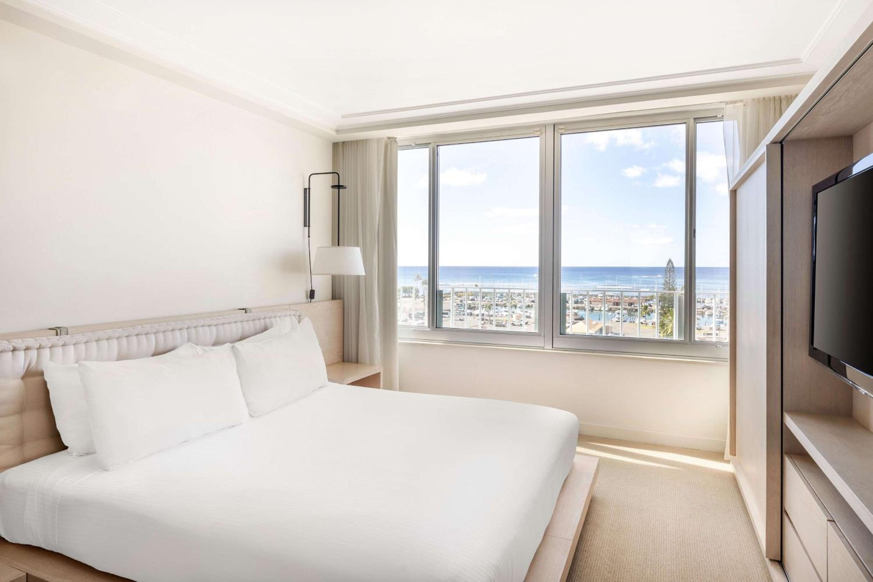 One-Bedroom Premier King Suite with Balcony - Oceanfront - Photo 2