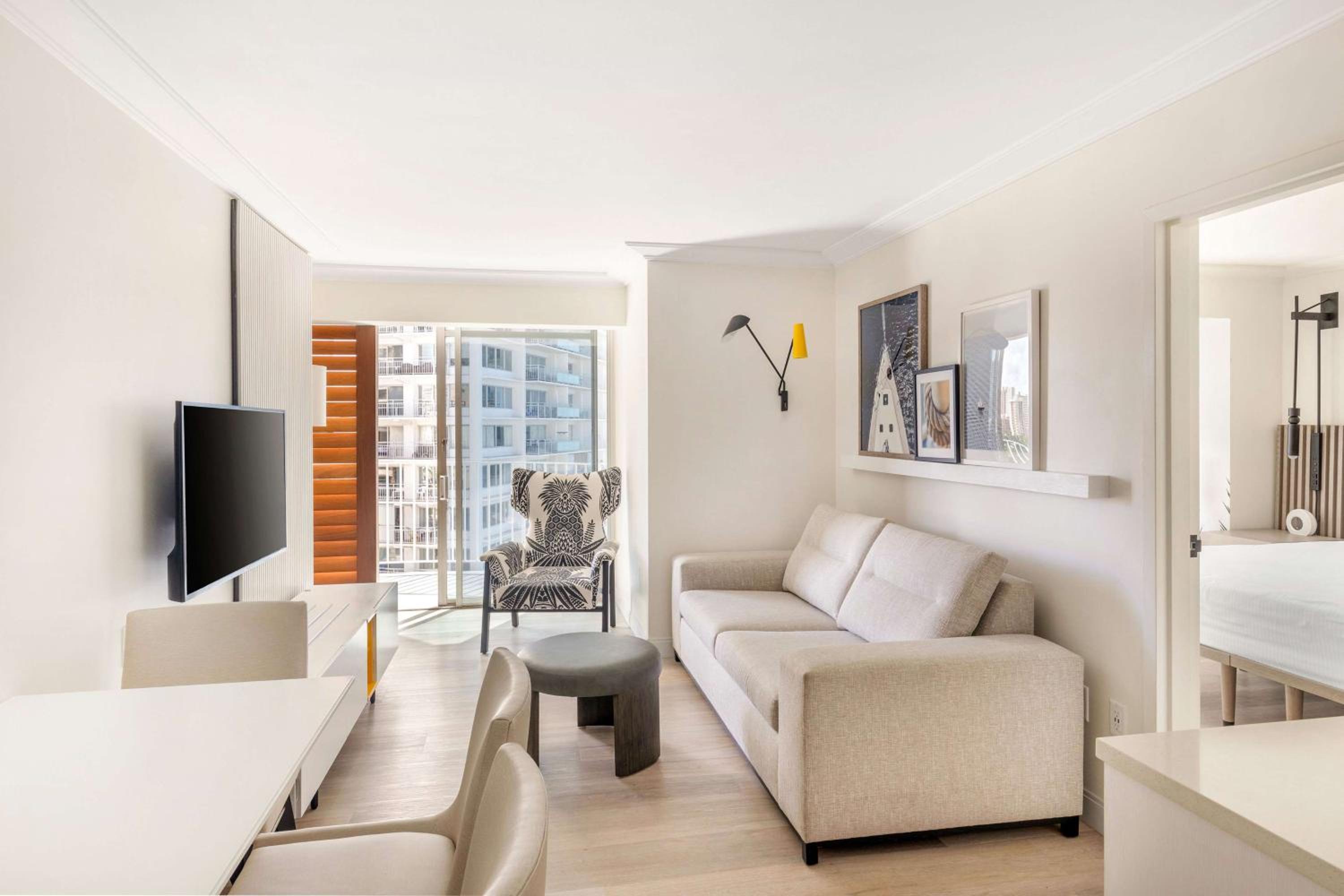 One-Bedroom Premier King Suite with Partial Ocean View - Photo 3