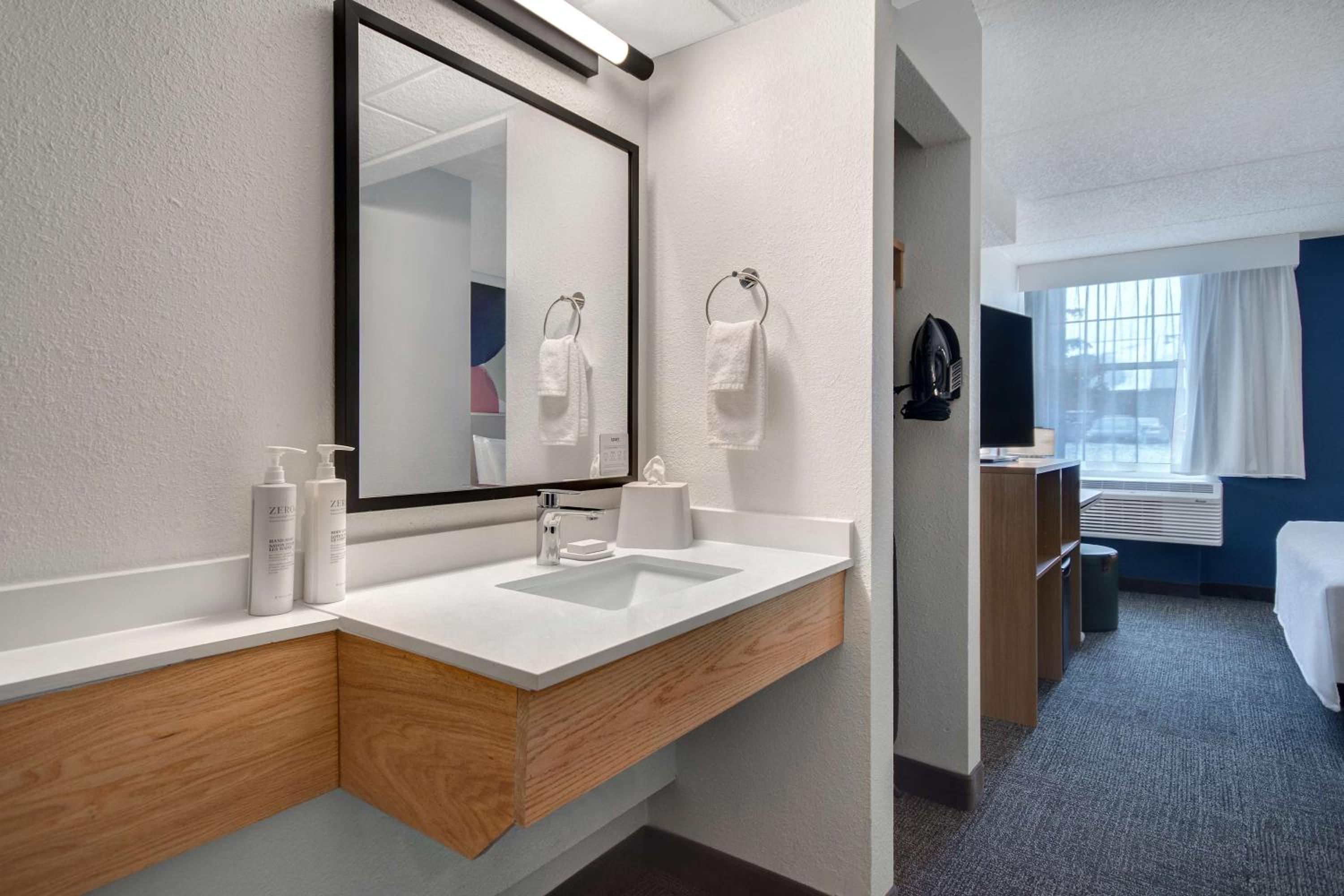 King Room with Mobility Accessible Tub - Photo 3