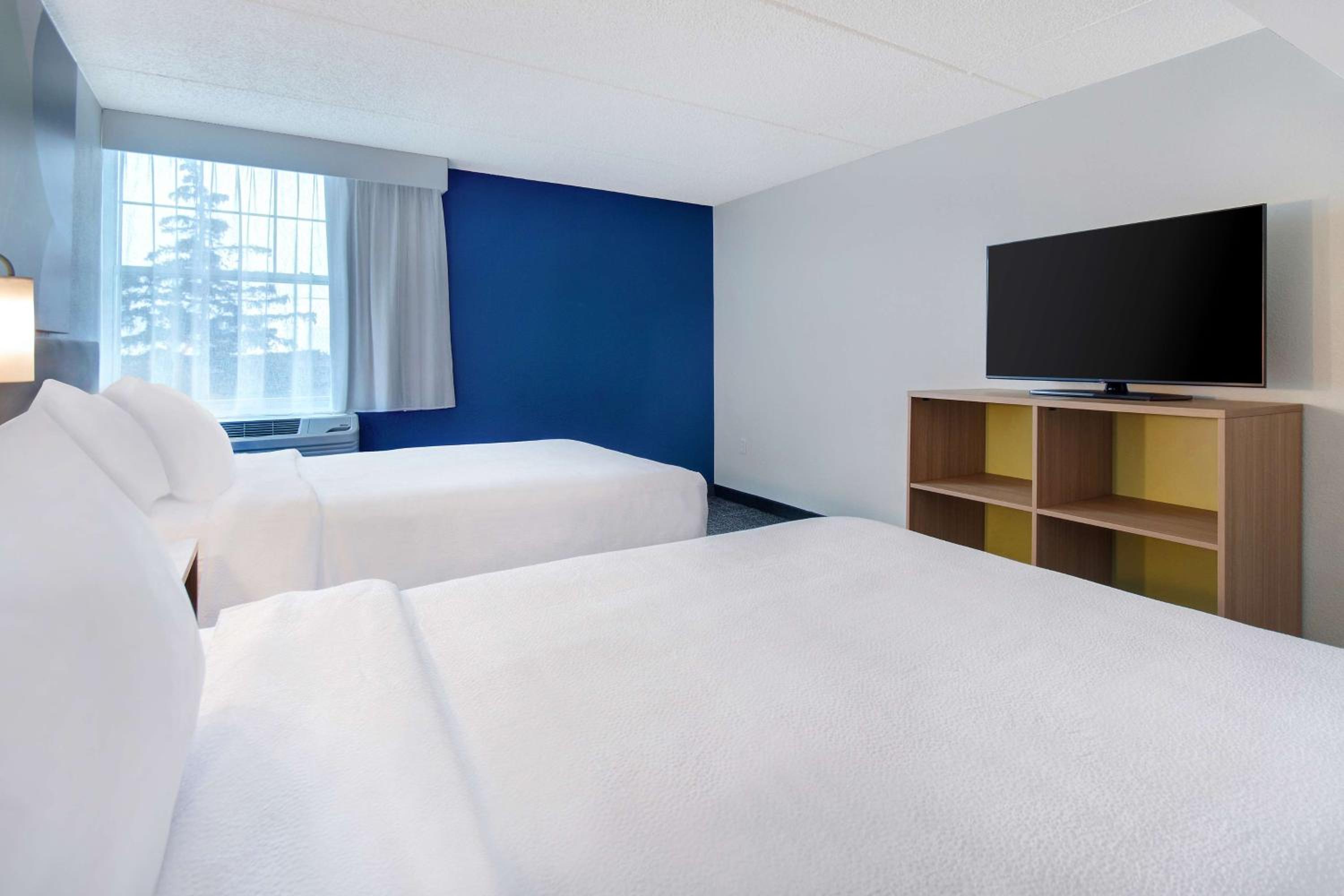 Queen Suite with Two Queen Beds - Photo 2