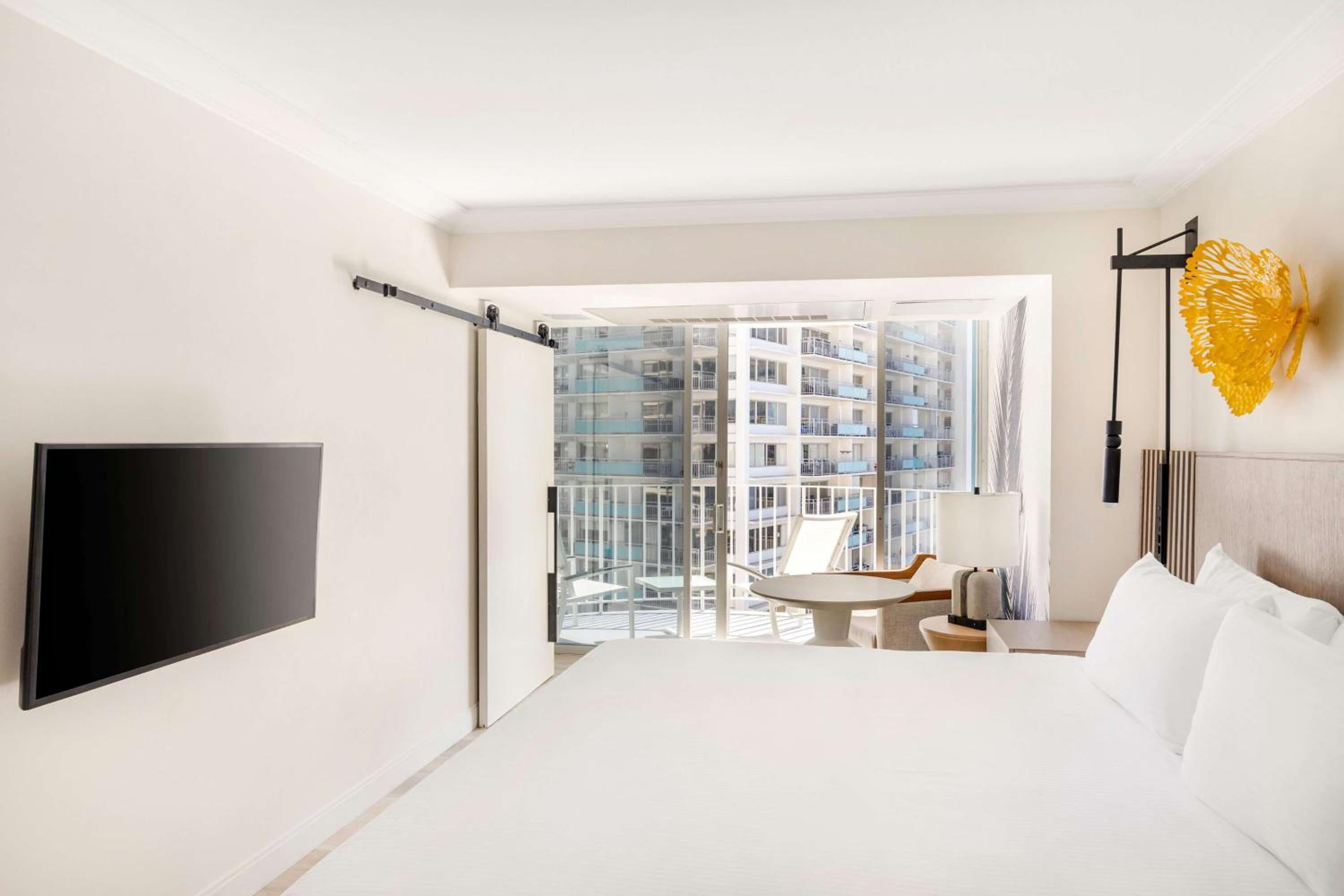 One-Bedroom Premier King Suite with Partial Ocean View - Photo 4
