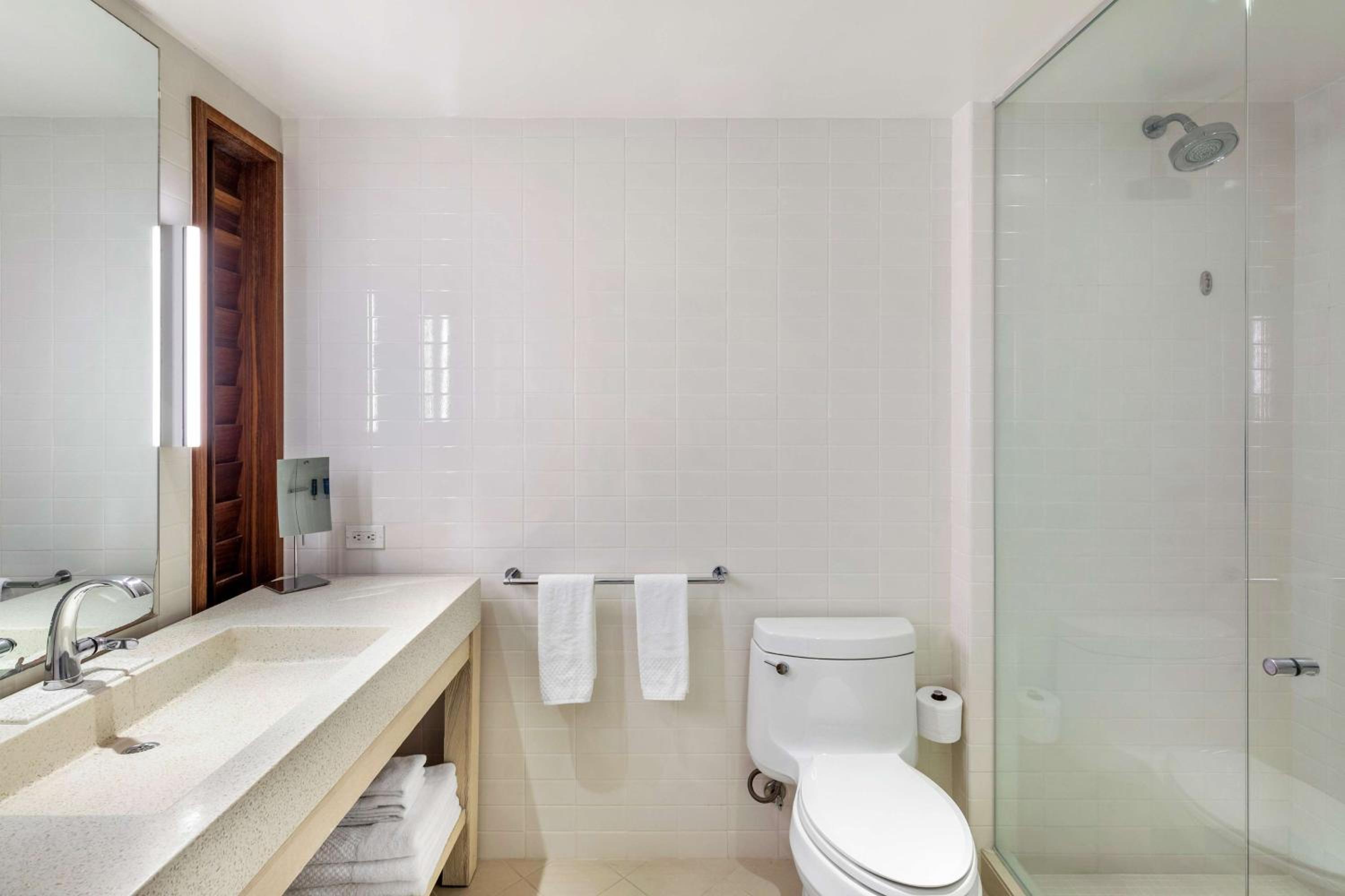 Premier Double Room with Two Double Beds and City View - Photo 4