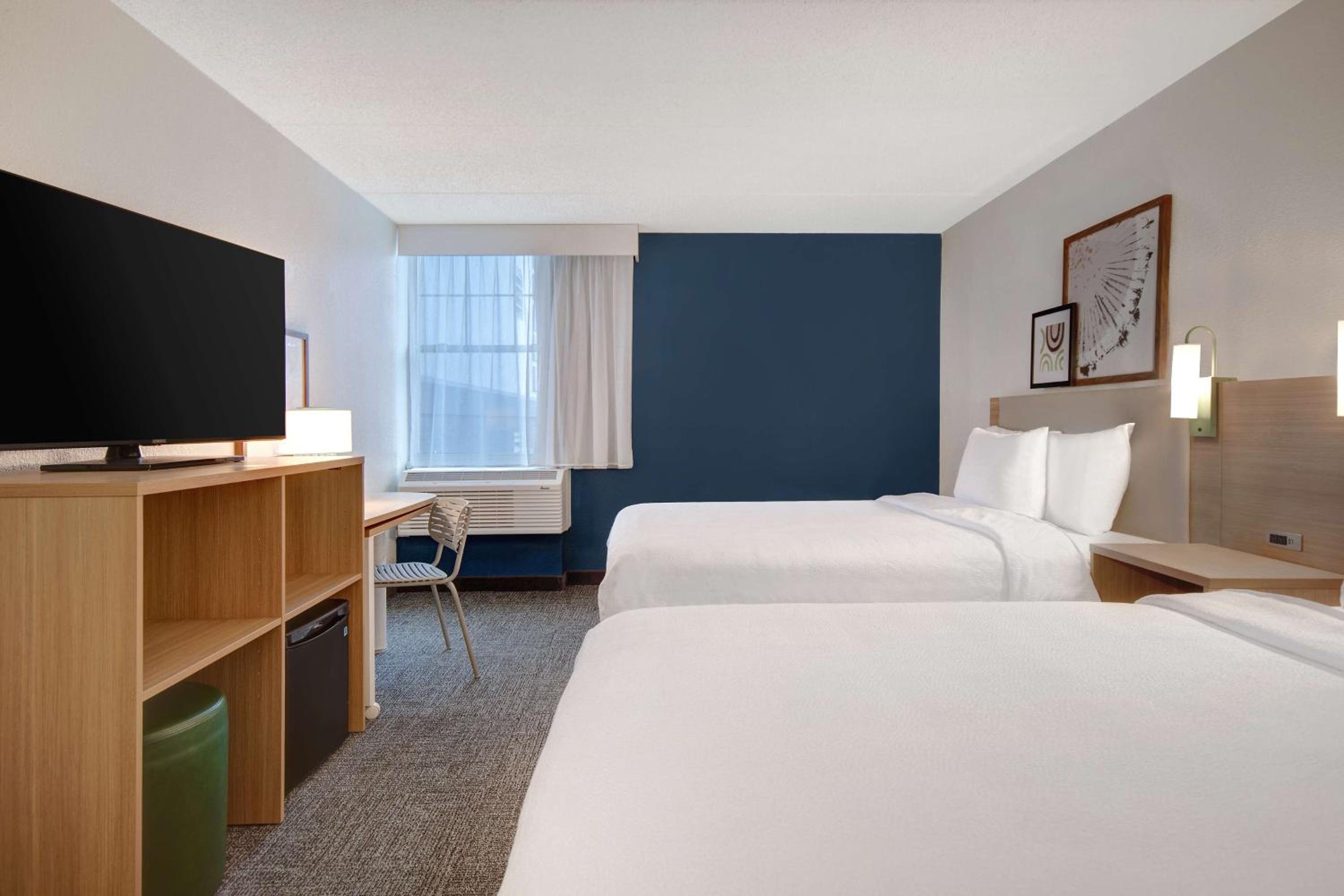 Queen Room with Two Queen Beds - Photo 2