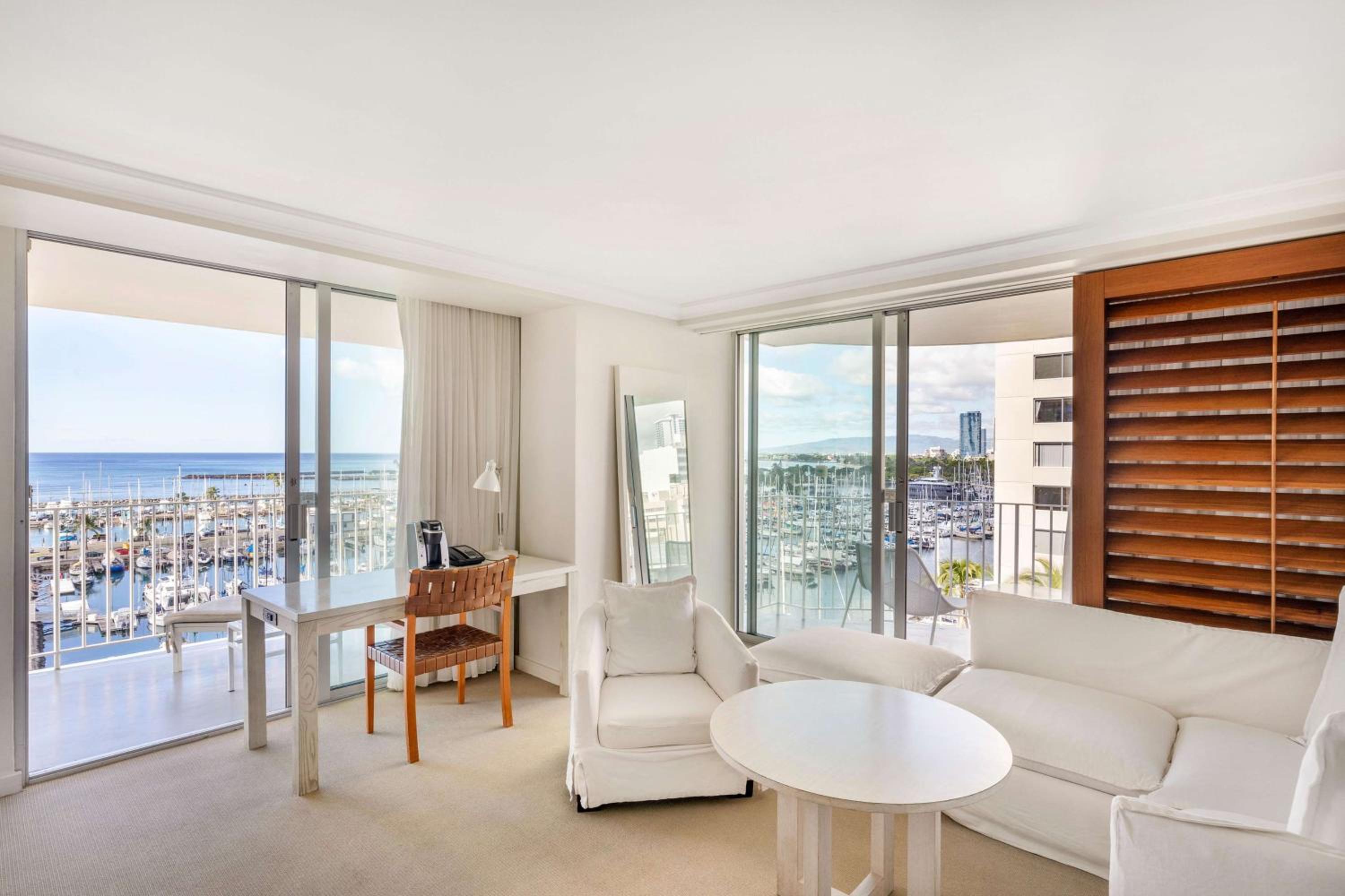 One-Bedroom Premier King Suite with Balcony - Oceanfront - Photo 3