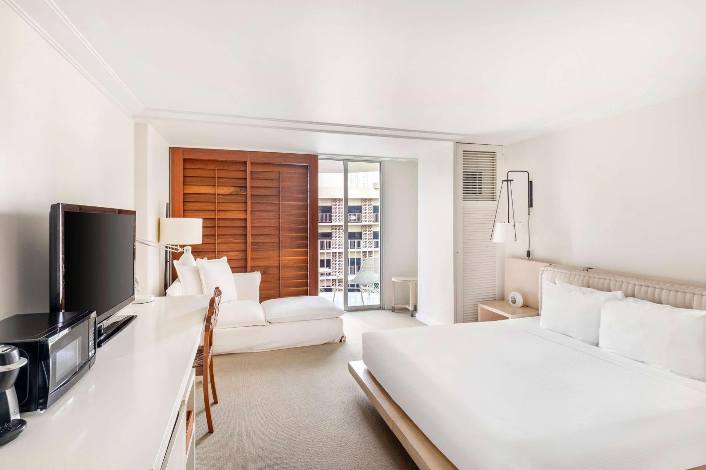 King Room with Bath Tub and City View - Mobility Accessible