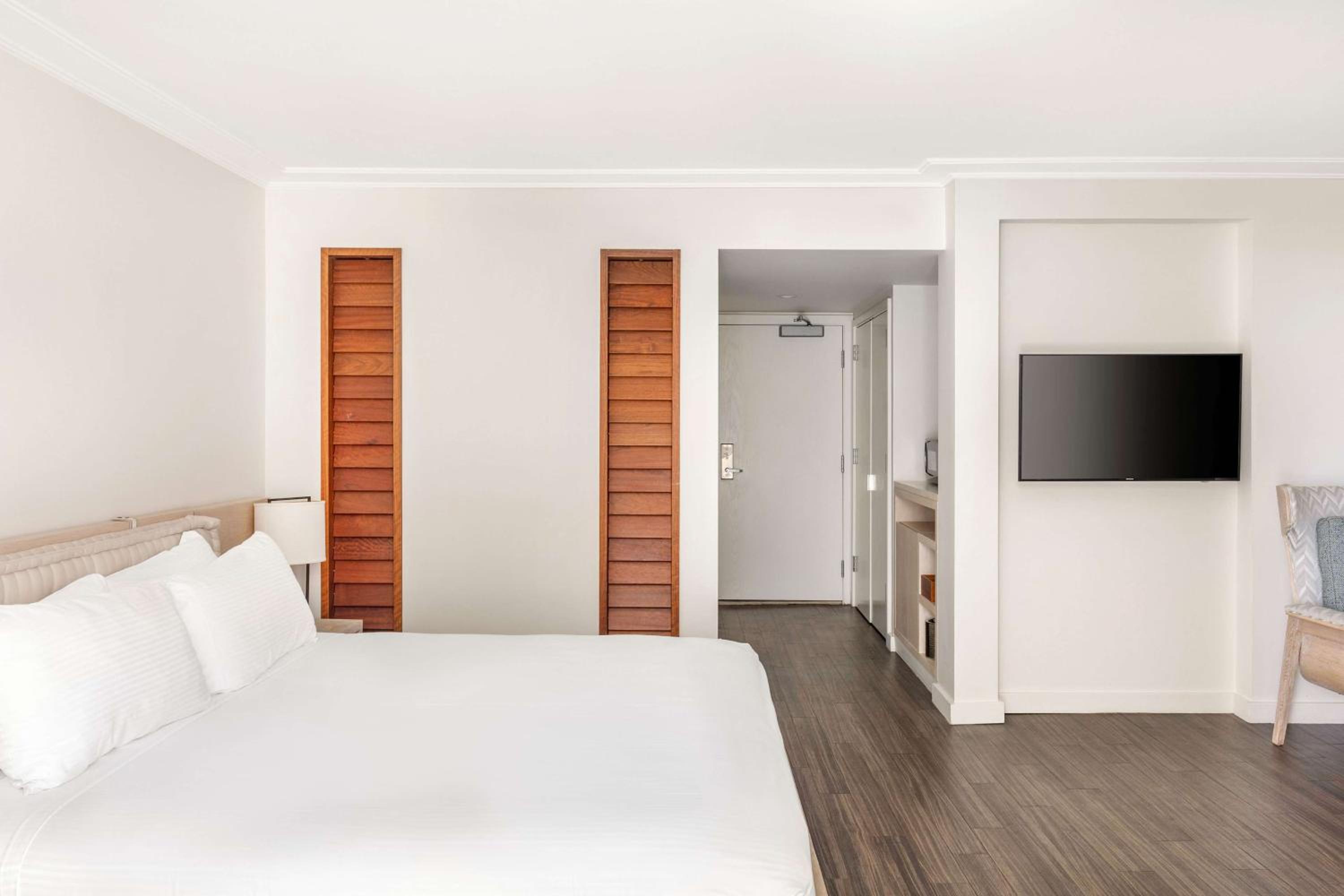 King Studio with Balcony and Partial Ocean view - Photo 3