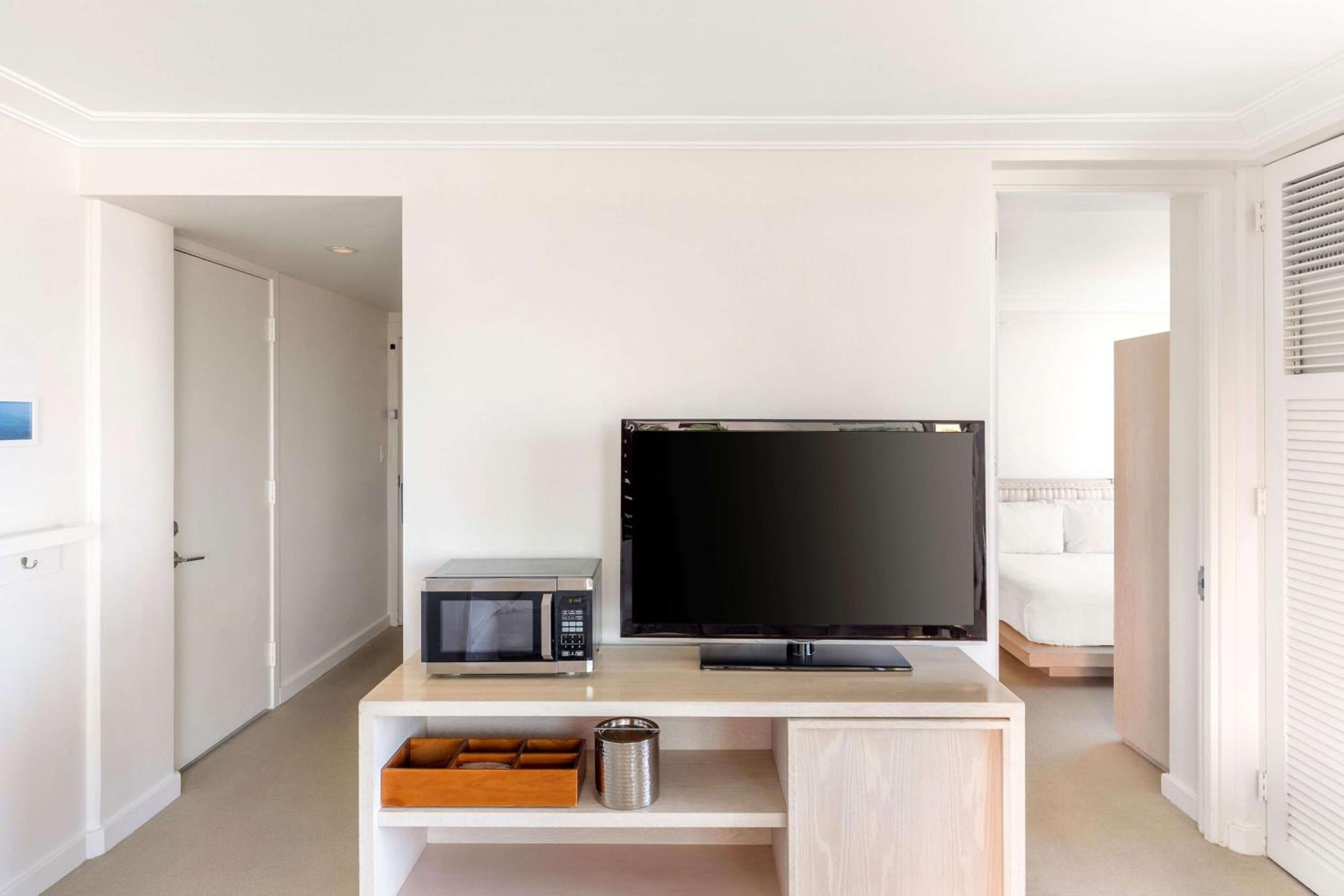 One-Bedroom King Suite - Oceanfront - Photo 3