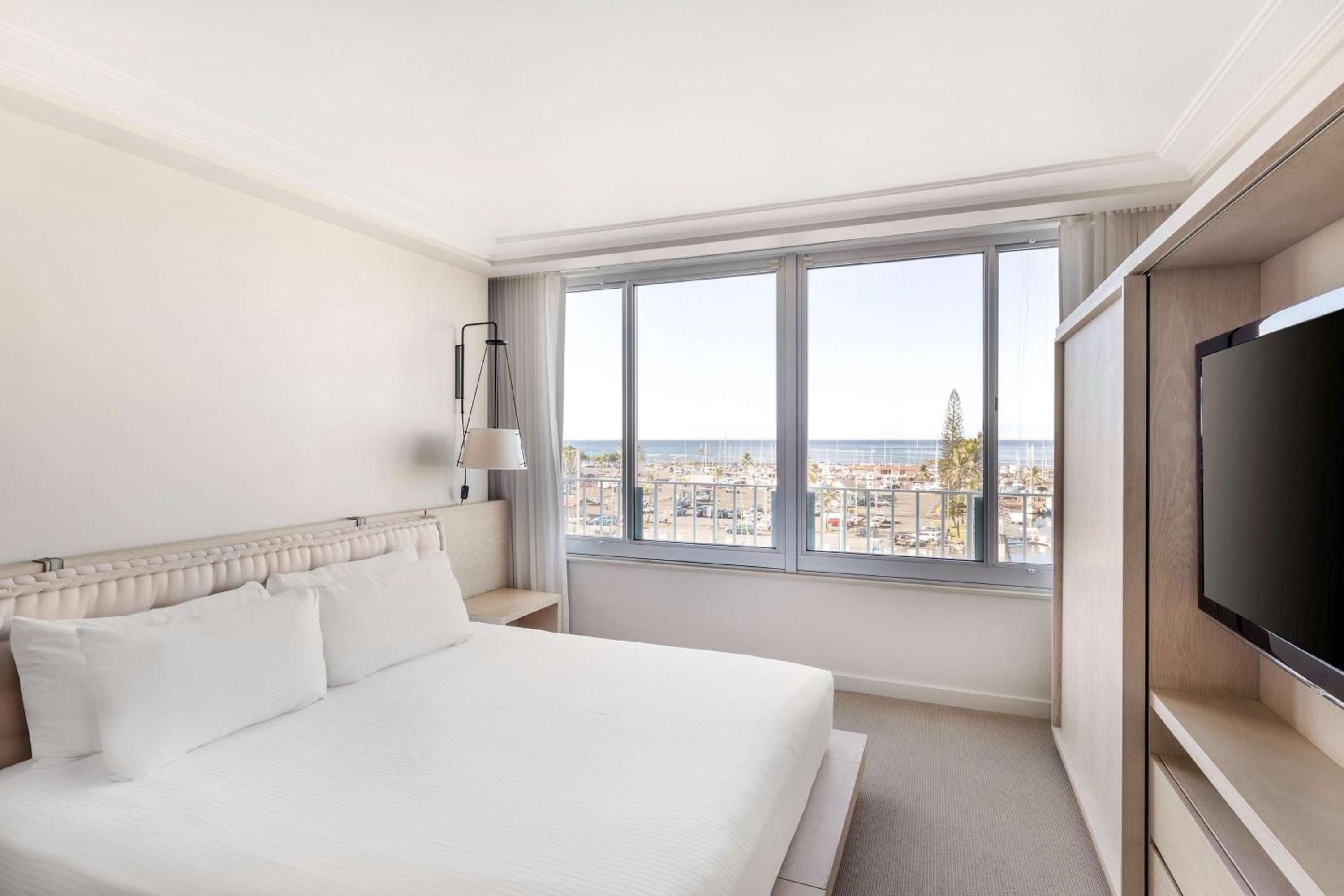One-Bedroom King Suite - Oceanfront - Photo 4