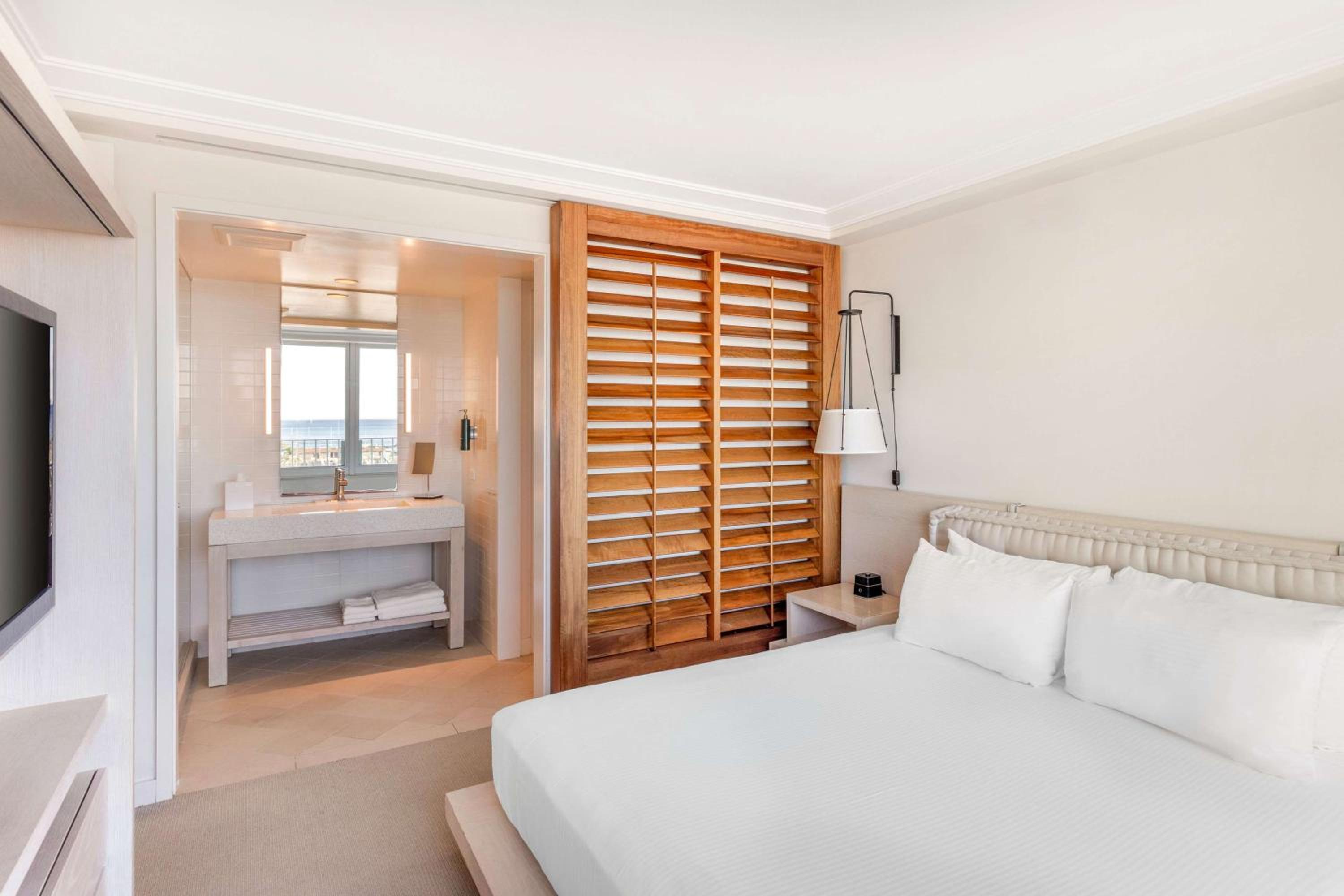 One-Bedroom King Suite - Oceanfront - Photo 6