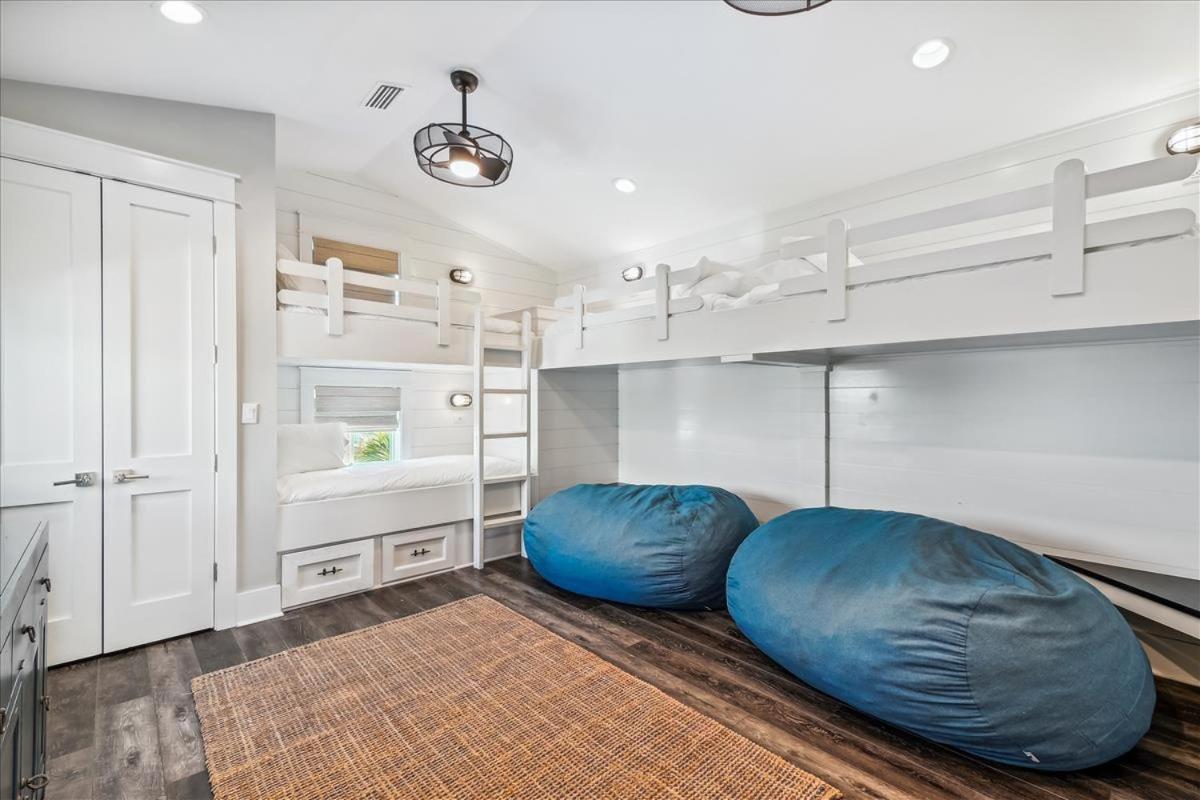 Five-Bedroom House photo 2