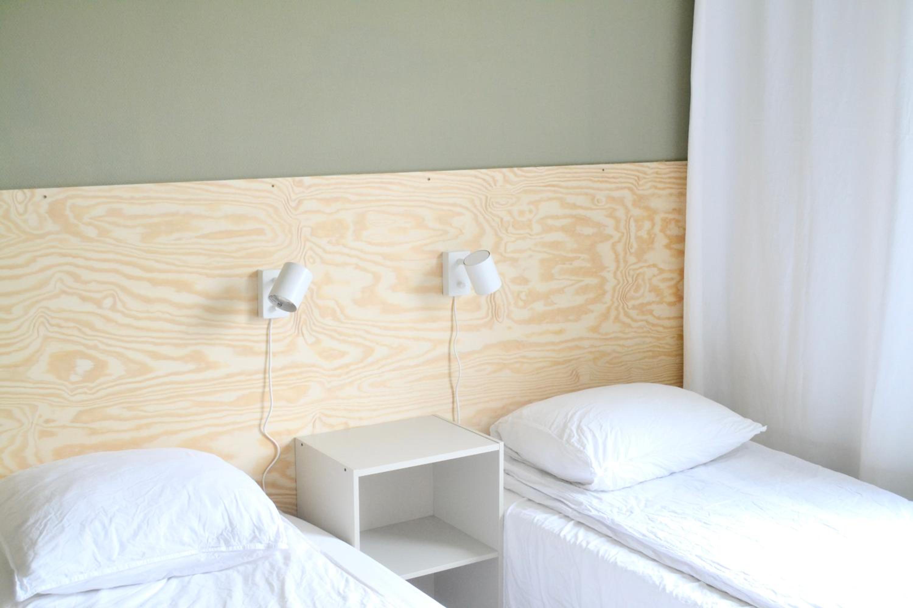 Twin Room with two 35 in single beds - private toilet and shared shower