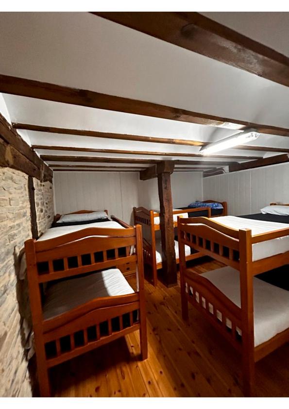 Cama individual en habitación compartida
