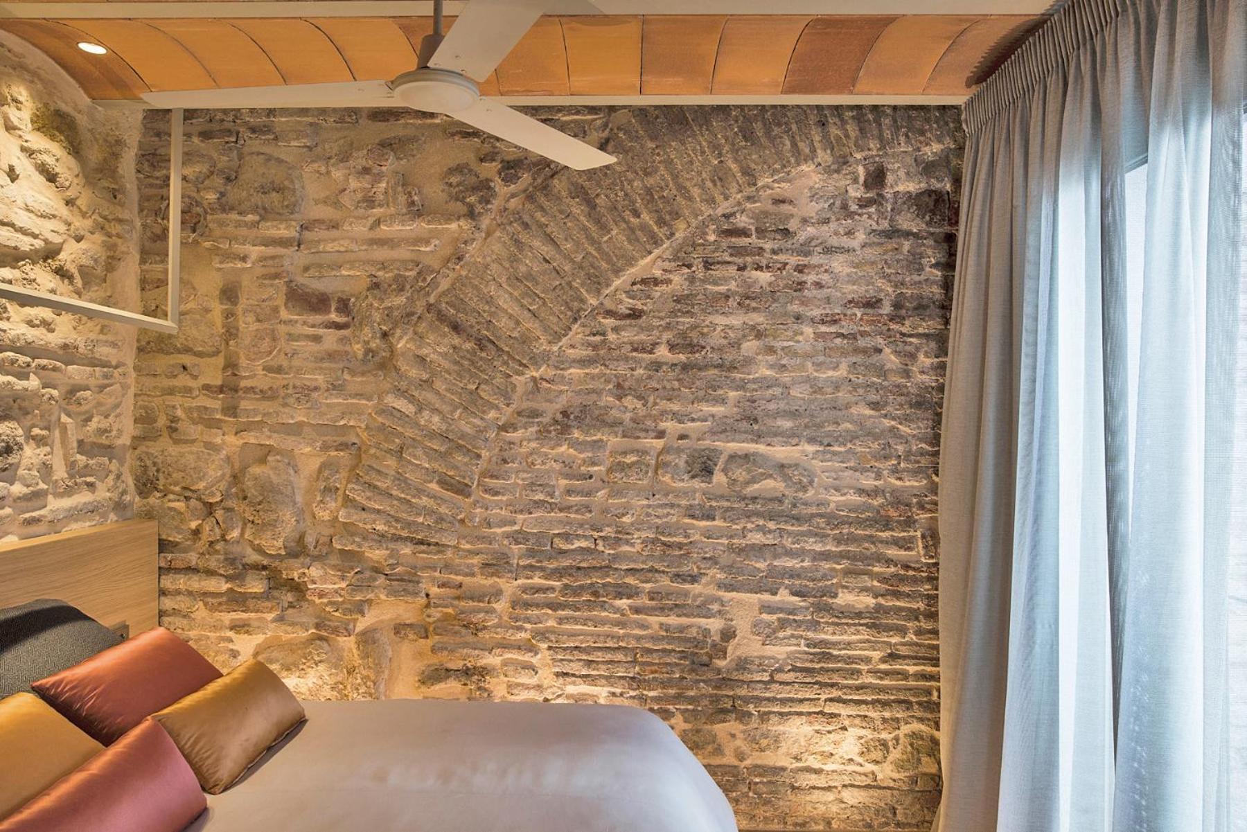 One-Bedroom Apartment - Photo 12