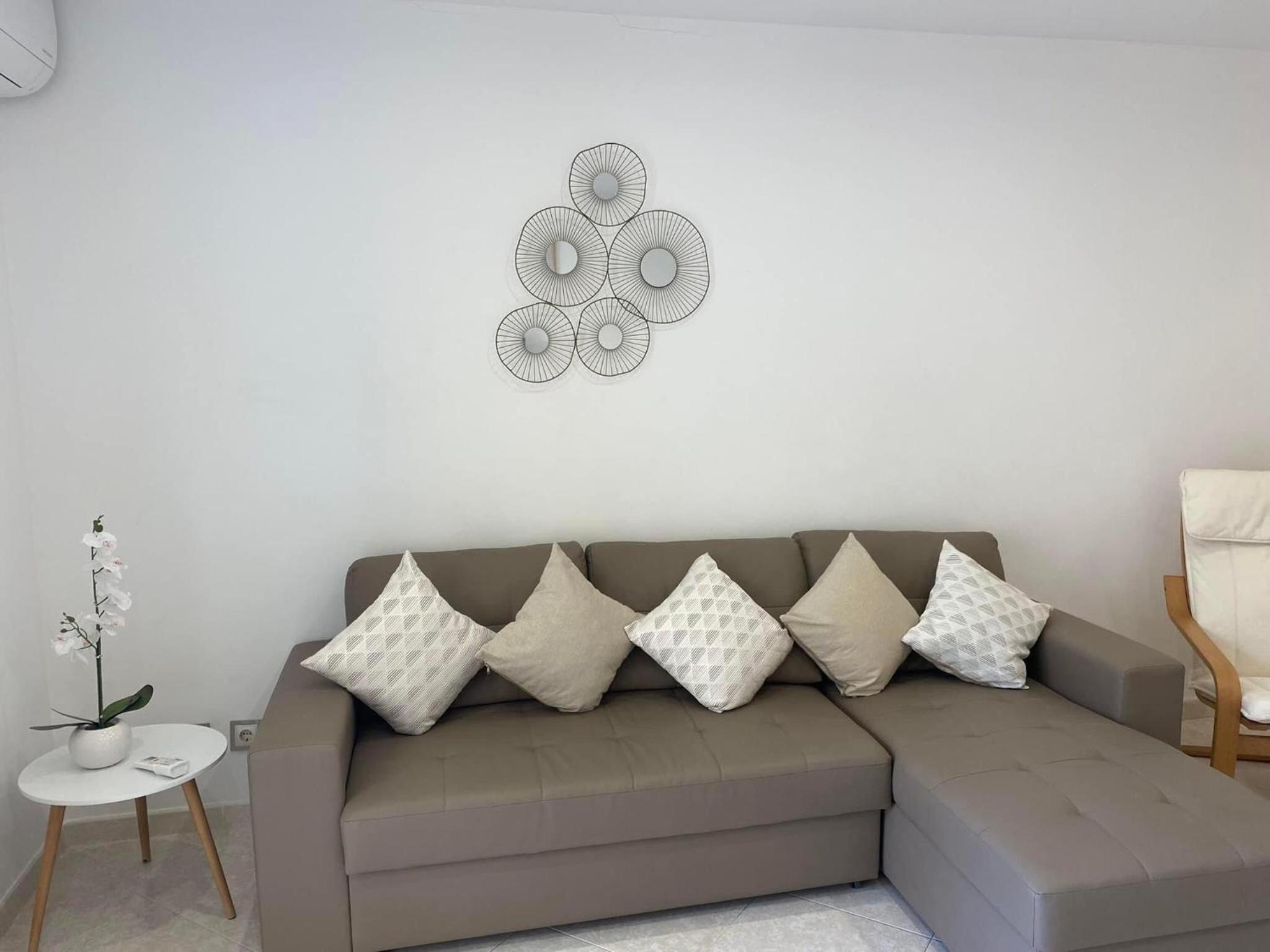 One-Bedroom Apartment photo 1