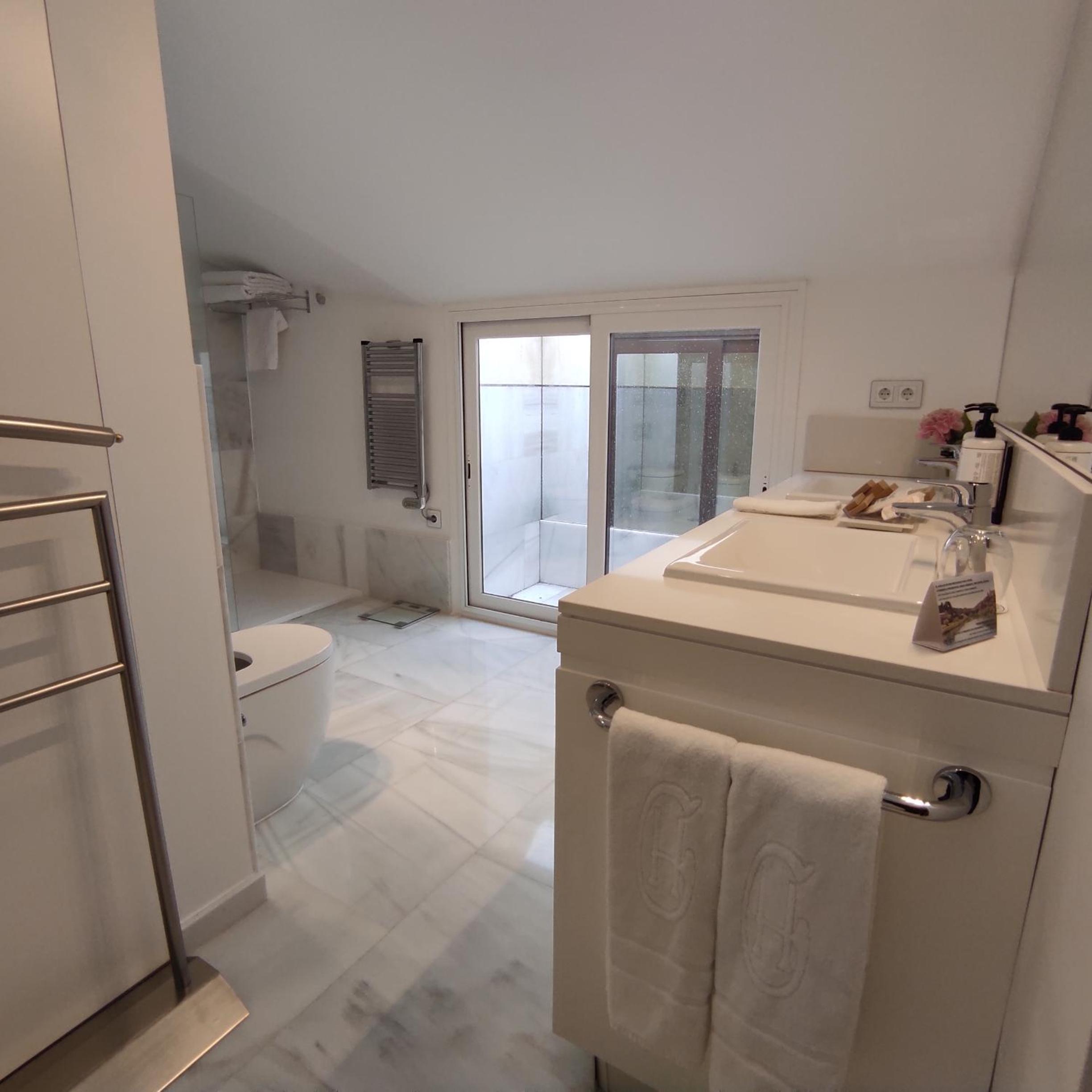 Executive Suite - Photo 8