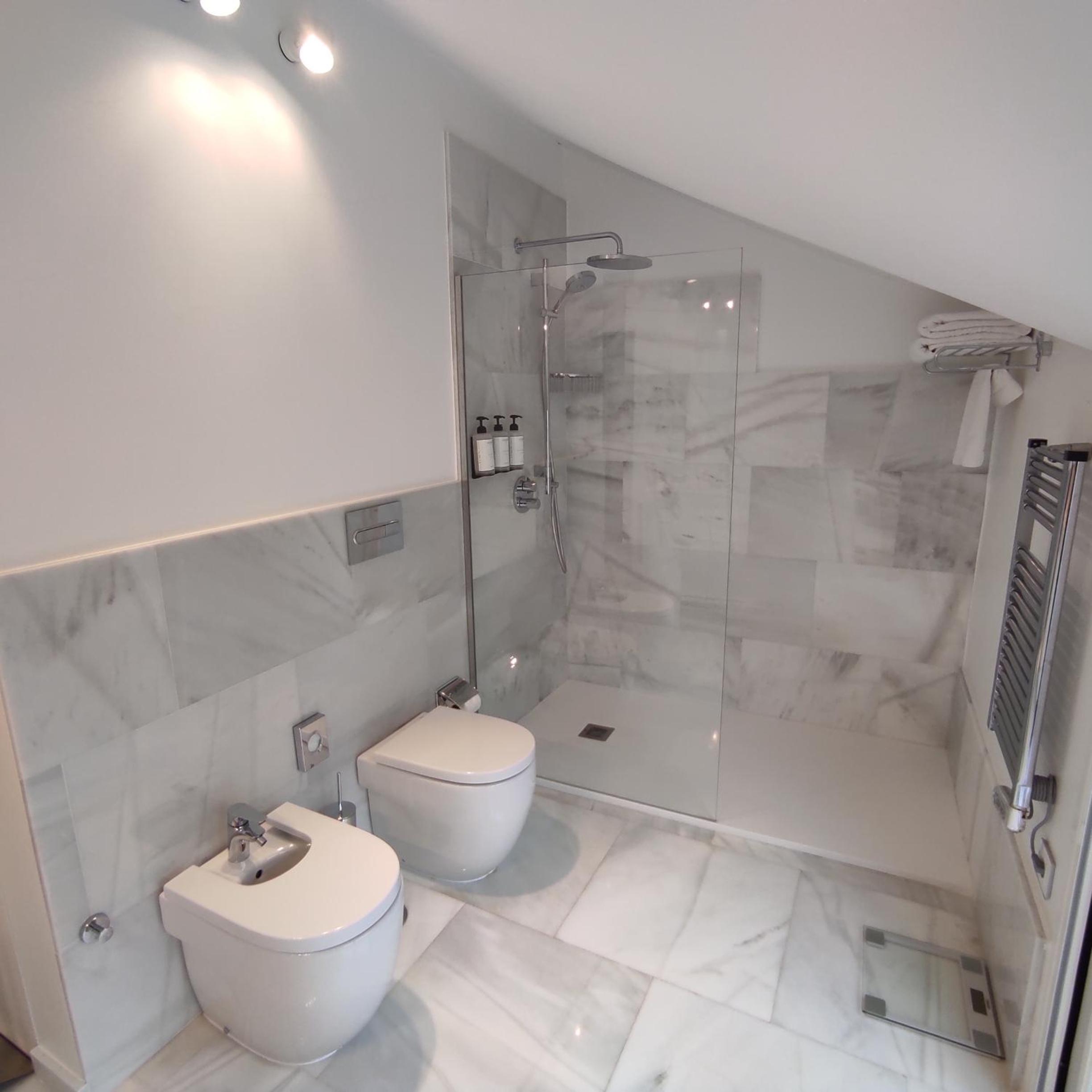 Executive Suite - Photo 11