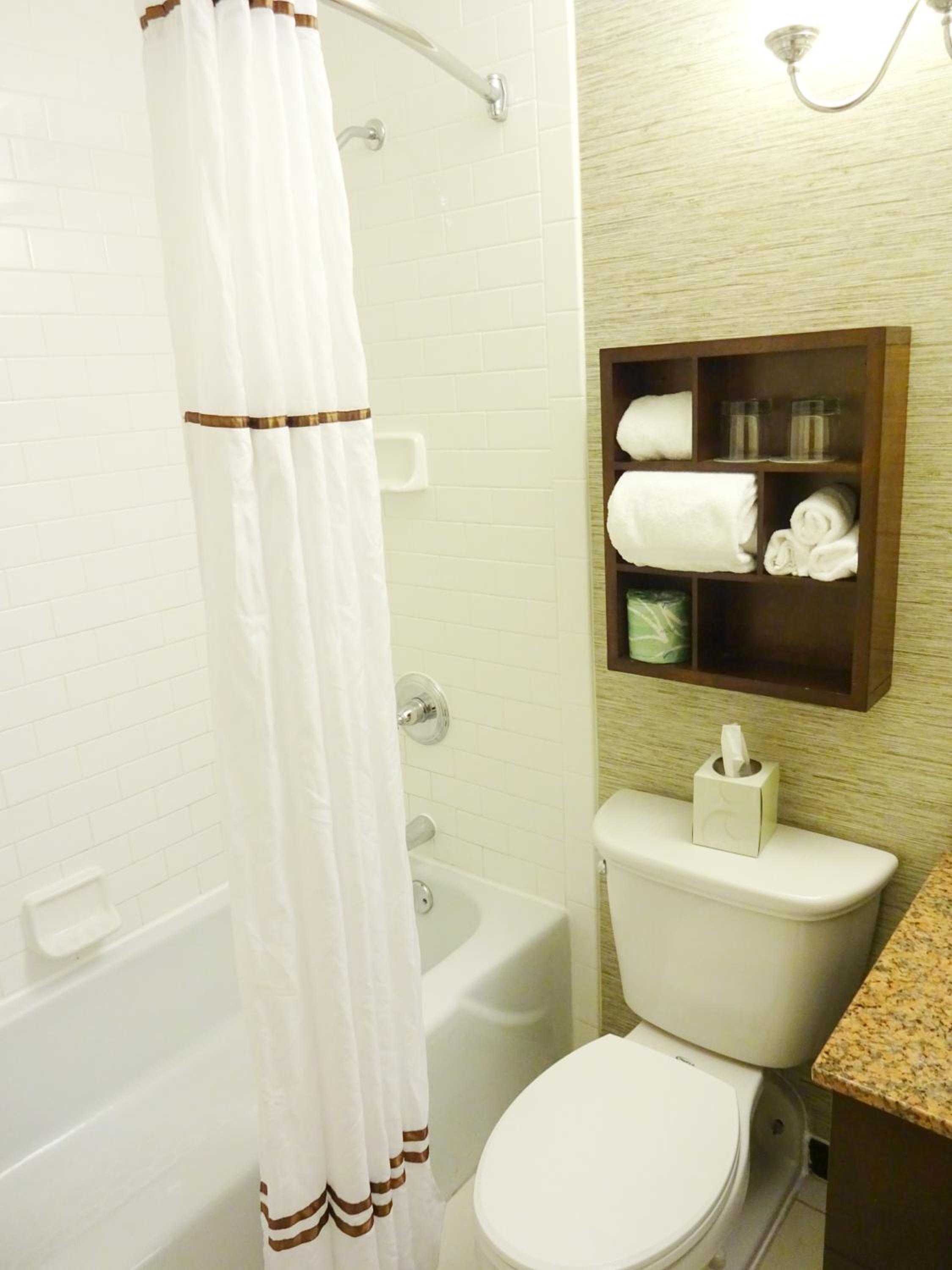Premium King Room - Photo 4