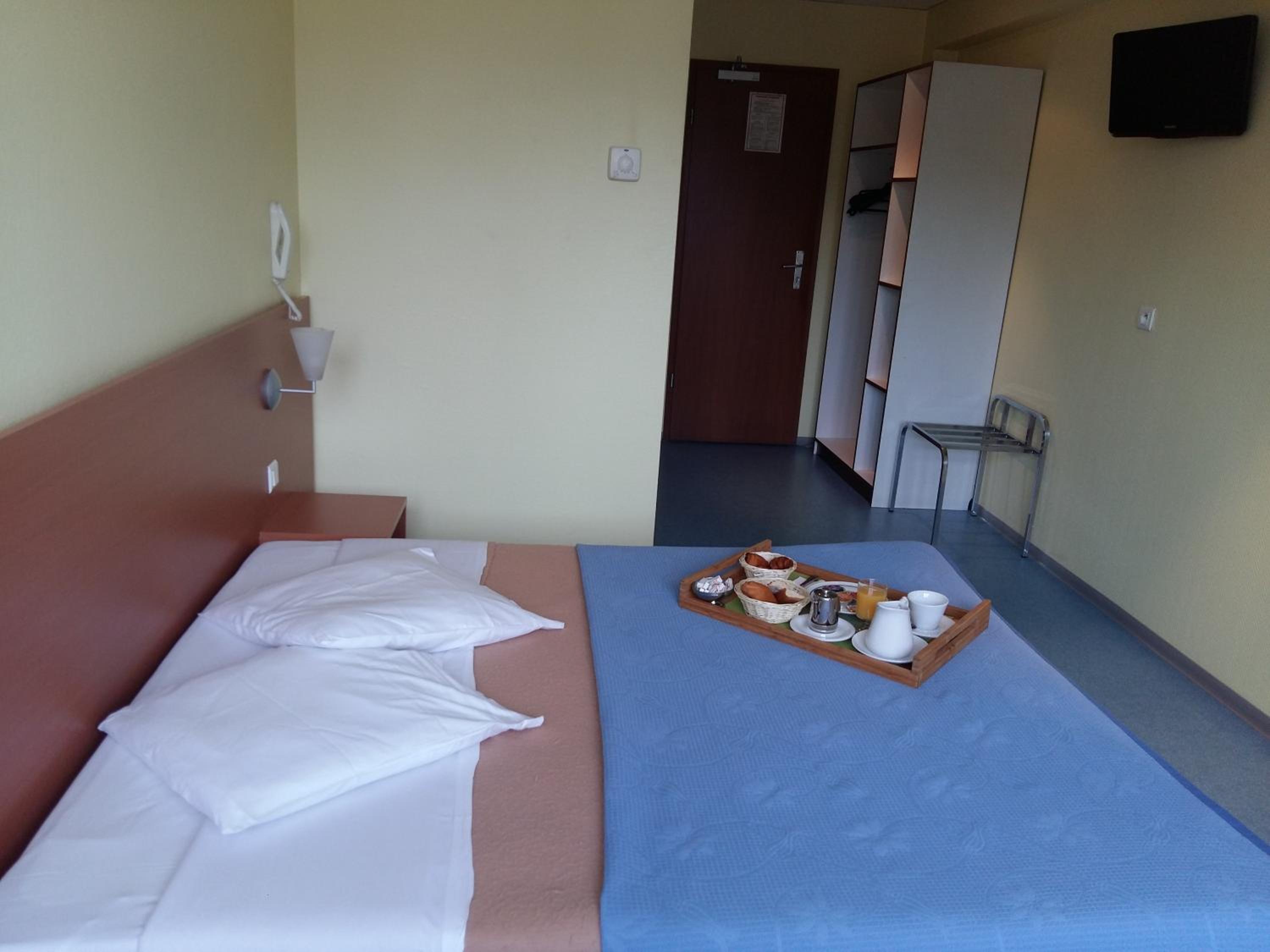 Double or Twin Room - Photo 5