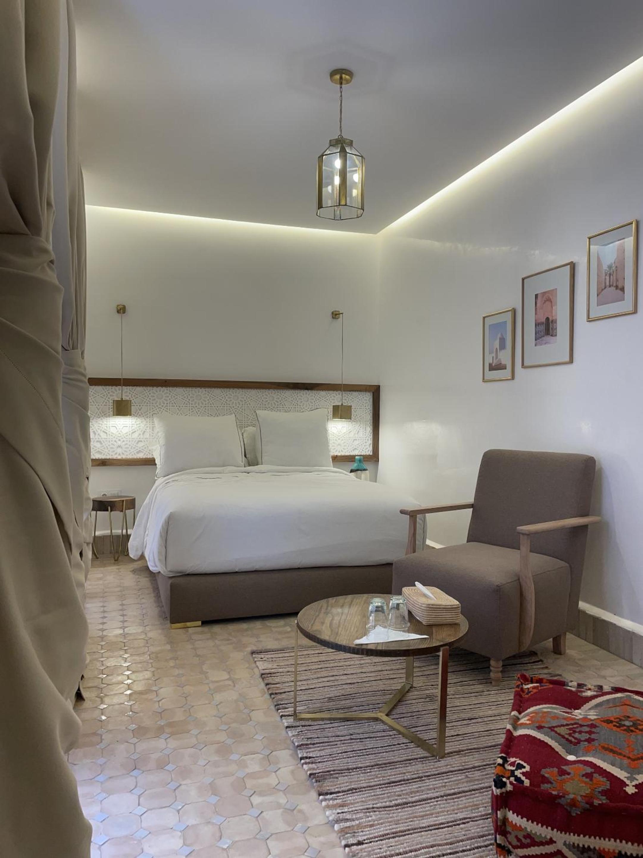 Double Room with Private Bathroom - Photo 13