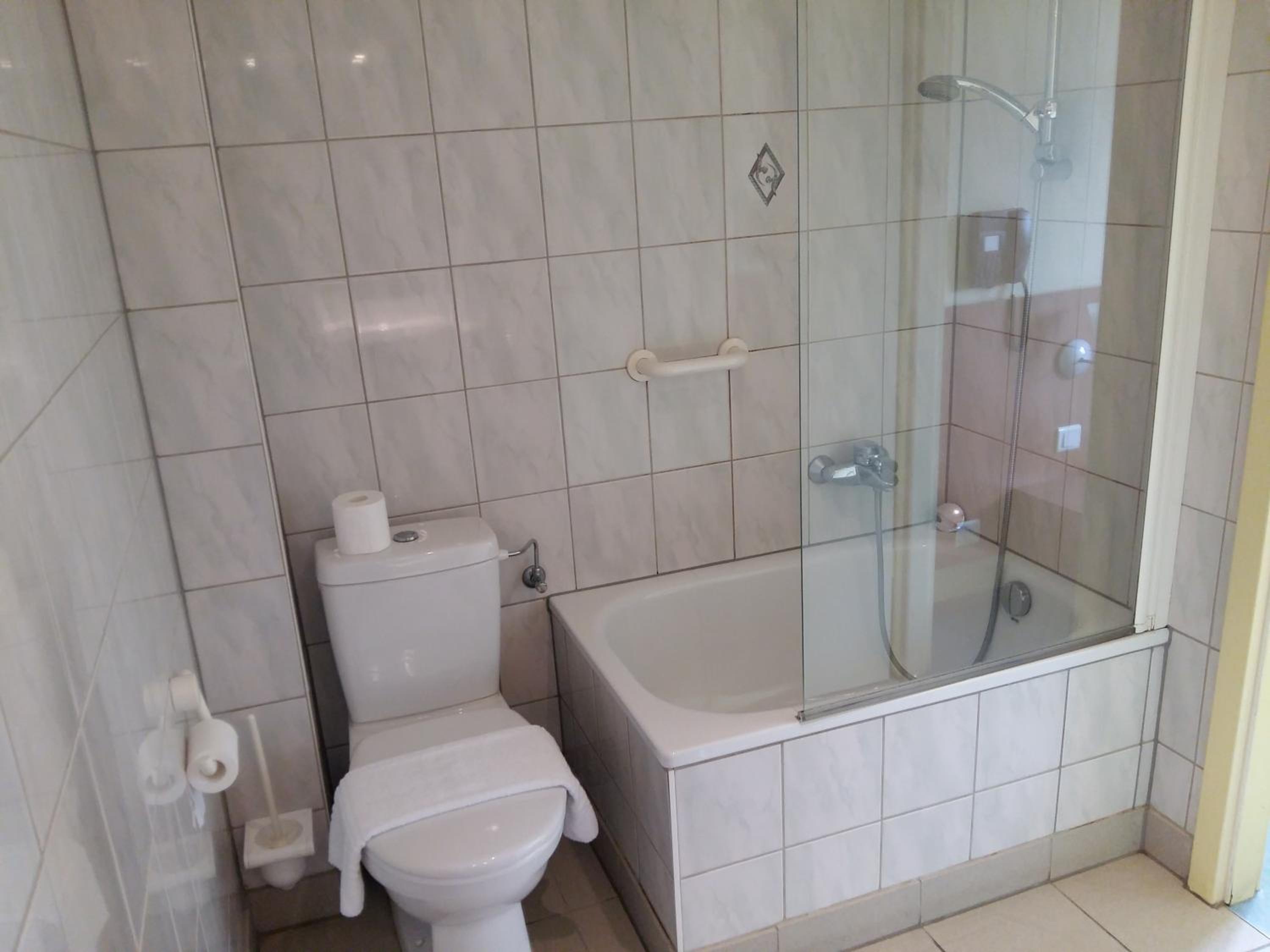 Double or Twin Room - Photo 8