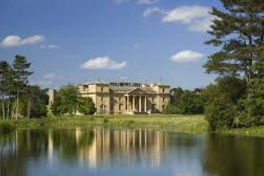 Six-Bedroom House photo 3