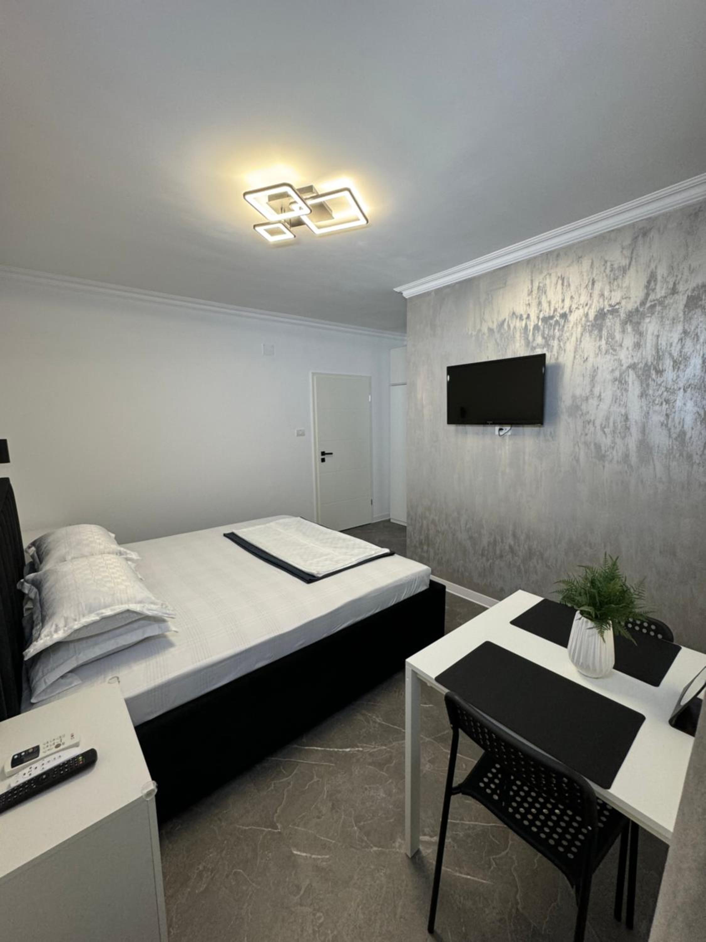 Deluxe Double Room with Balcony - Photo 8