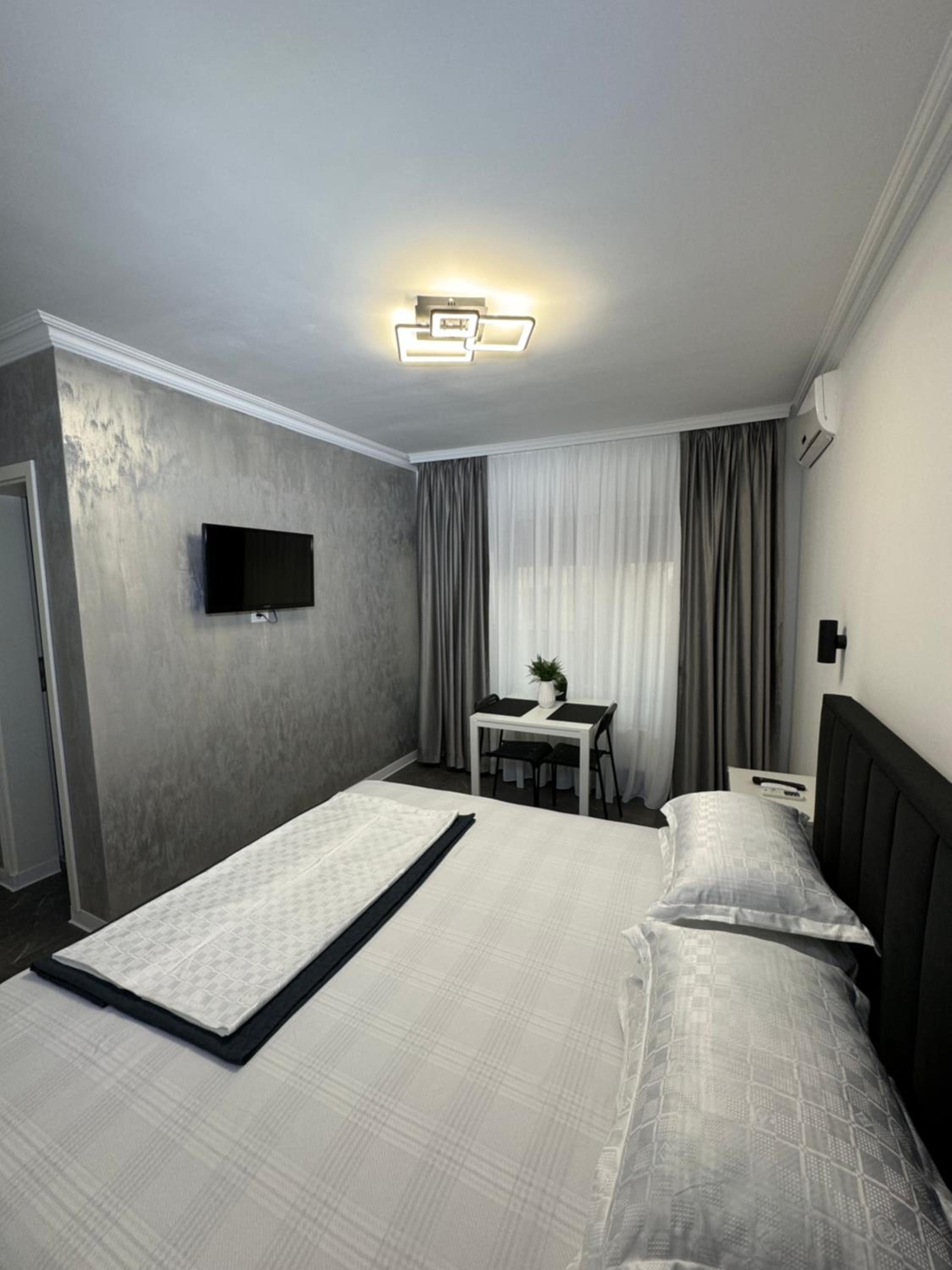 Deluxe Double Room with Balcony - Photo 5