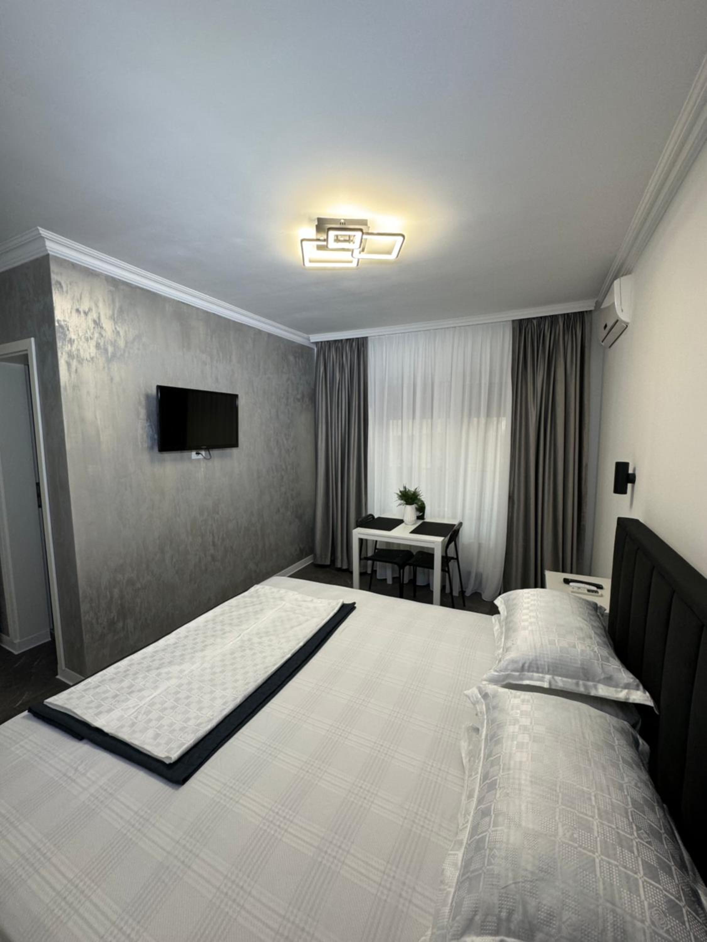 Deluxe Double Room with Balcony - Photo 4