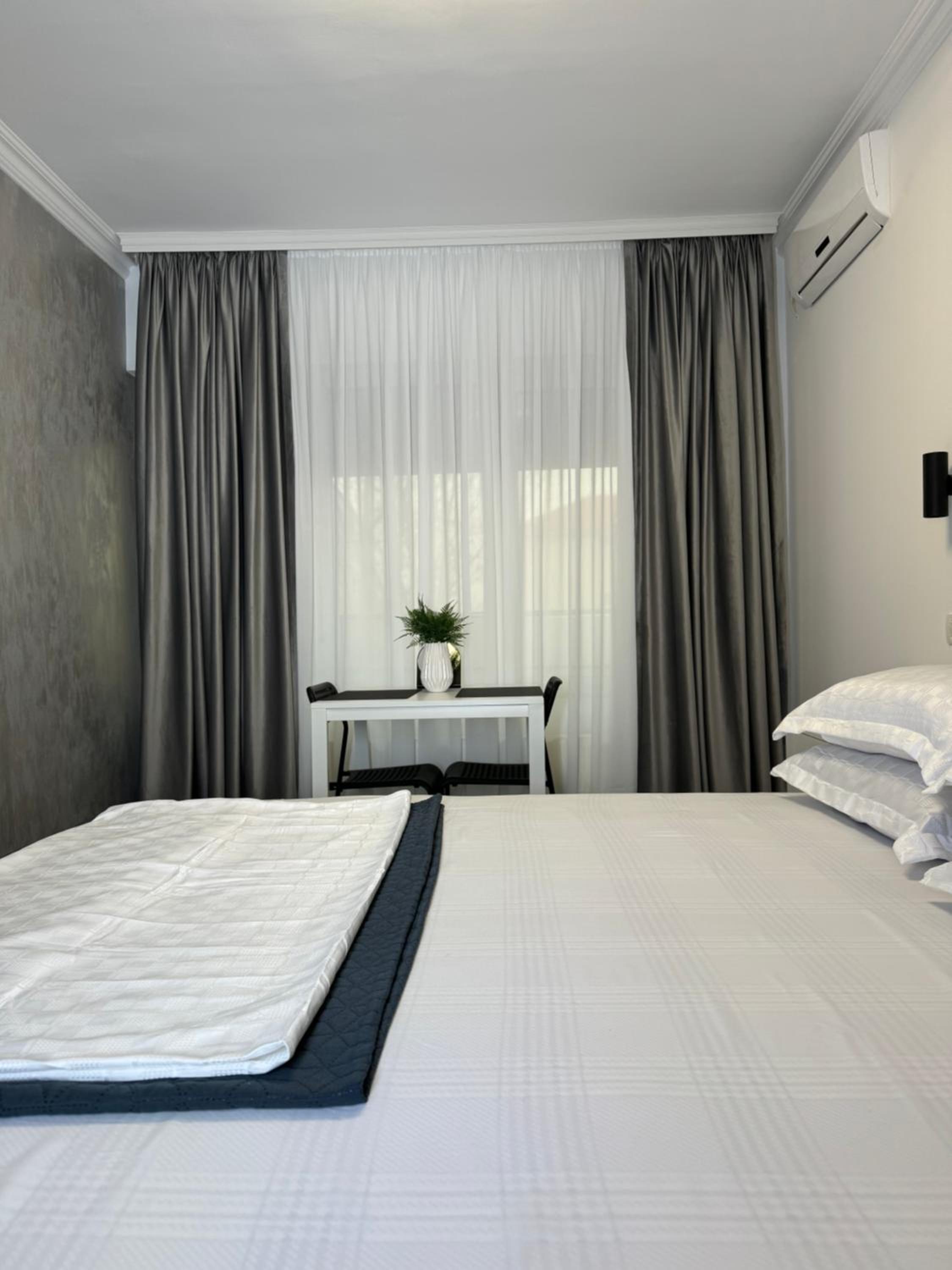 Deluxe Double Room with Balcony - Photo 9