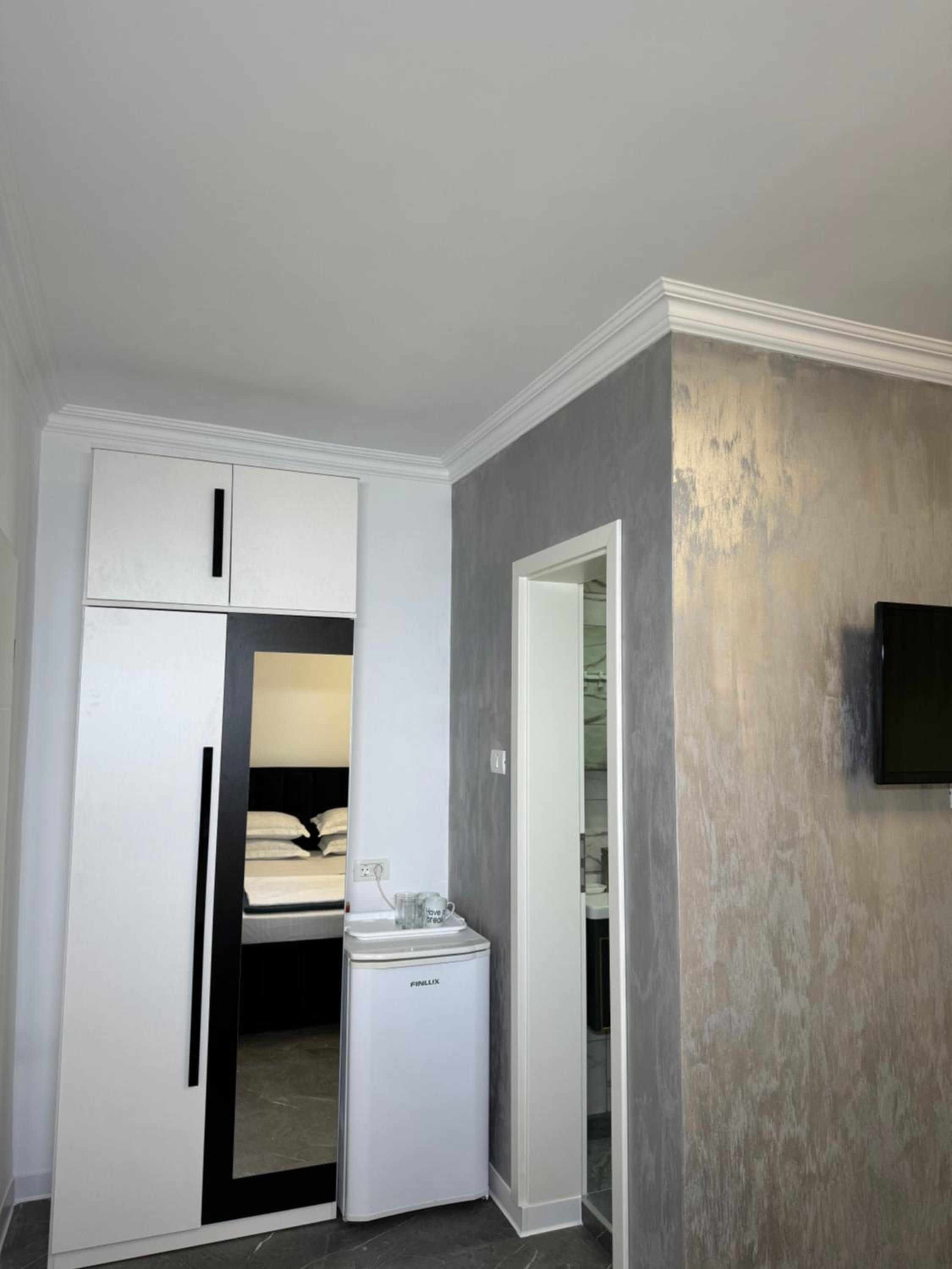 Deluxe Double Room with Balcony - Photo 12