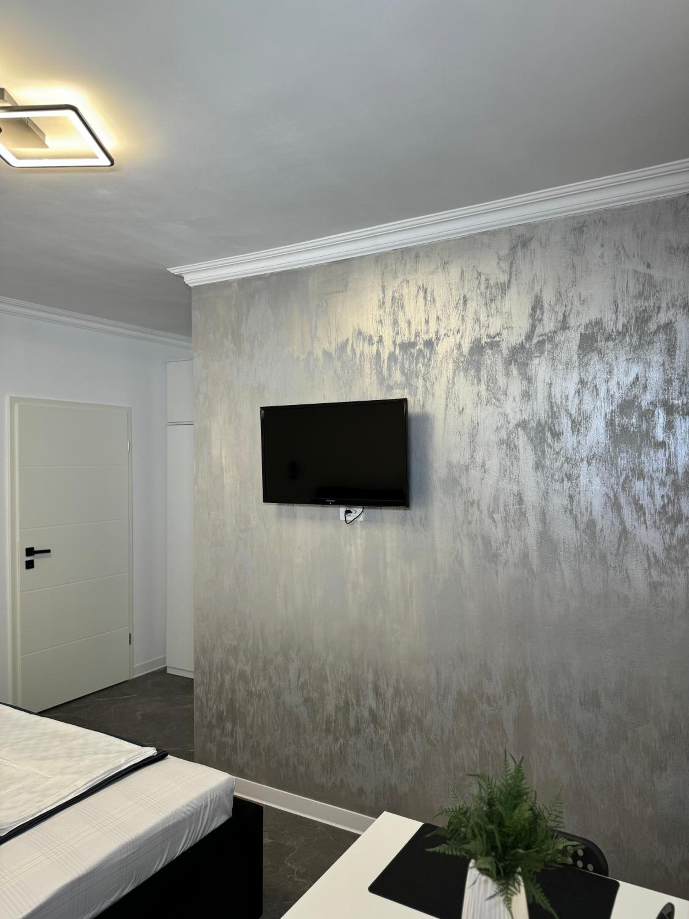 Deluxe Double Room with Balcony - Photo 11