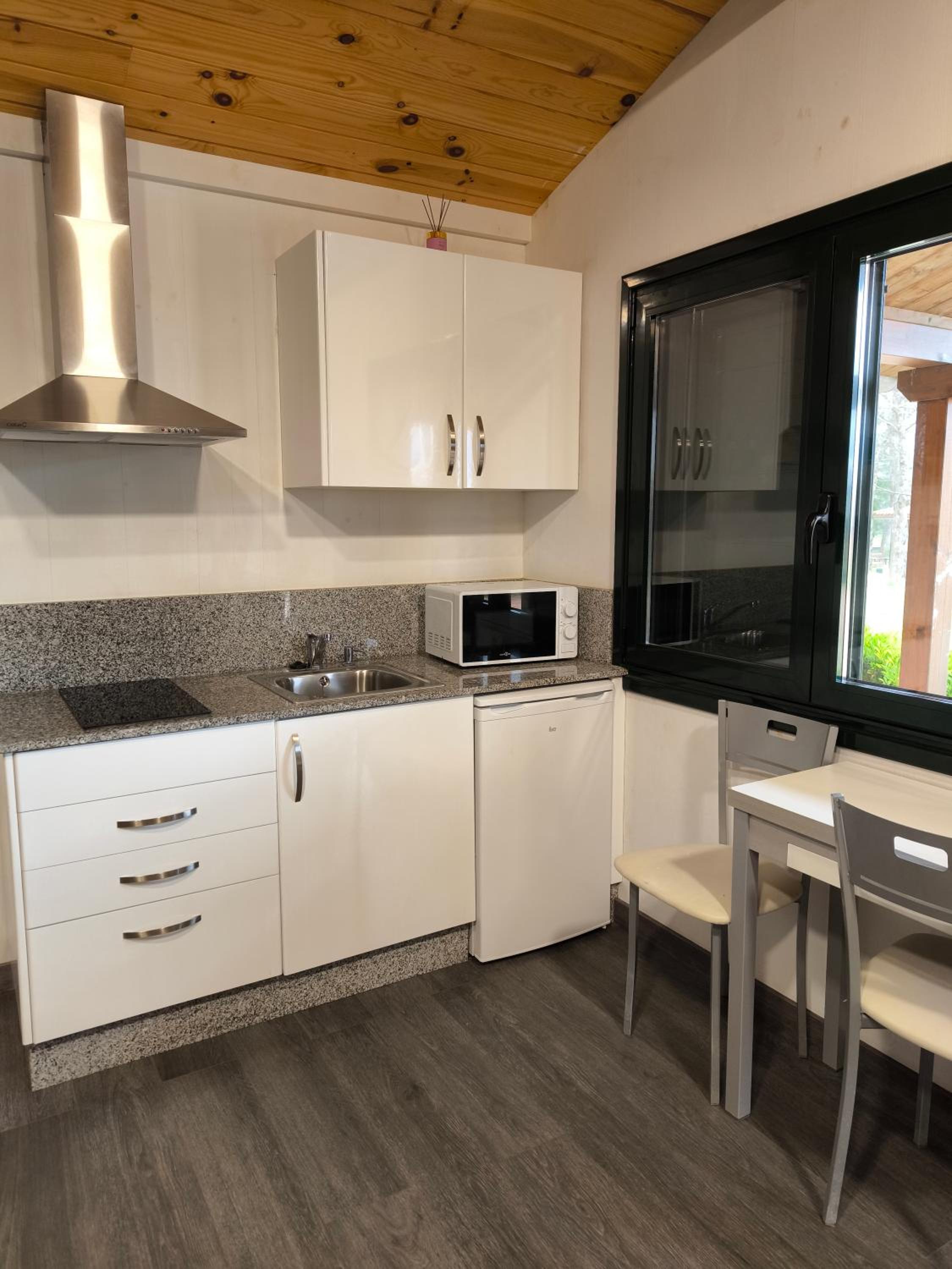 One-Bedroom Bungalow - Photo 6